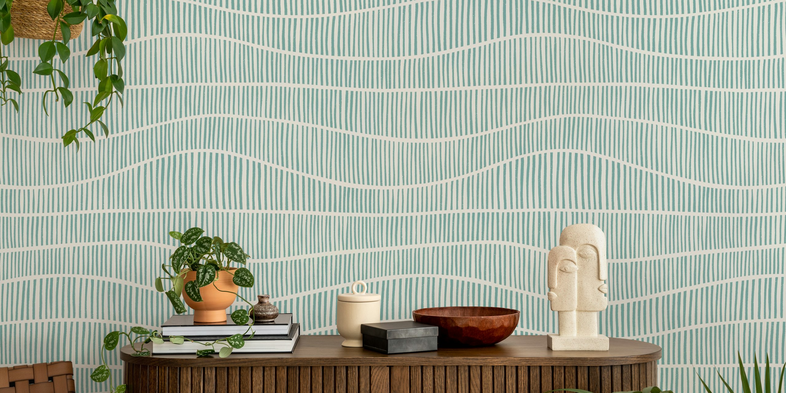 Aqua wavy striped tapet i ett modernt rum