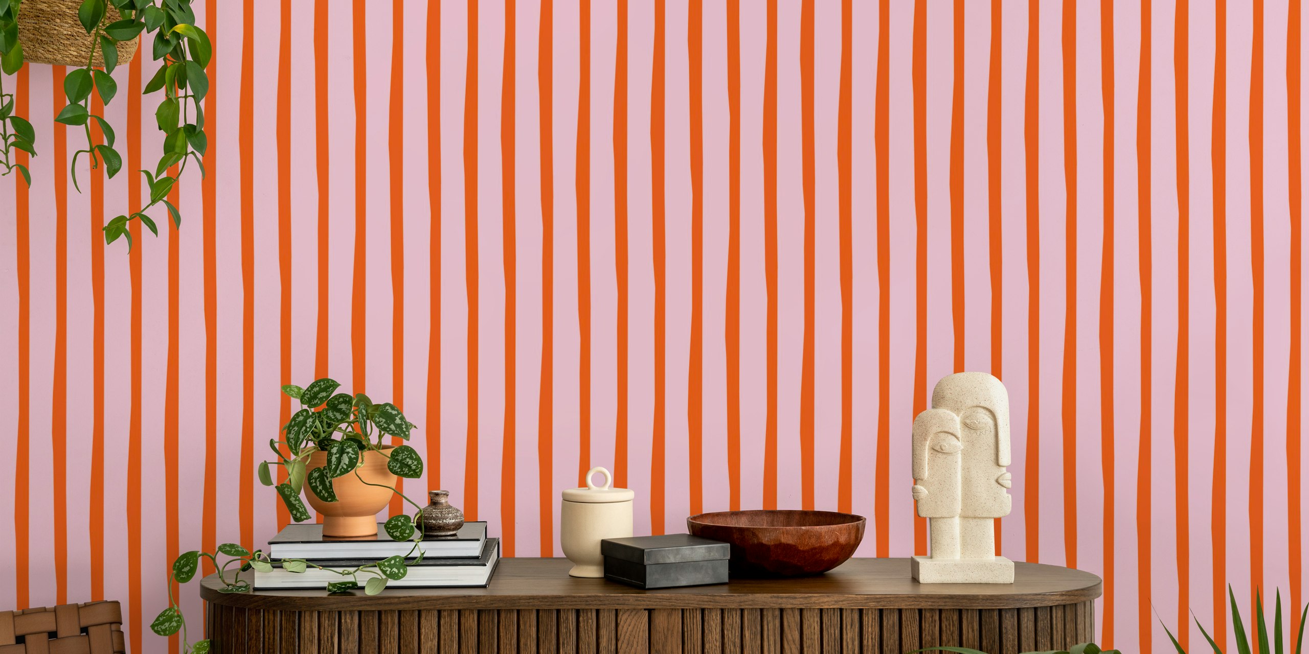 Stripes rosa and red papel tapiz en una habitación