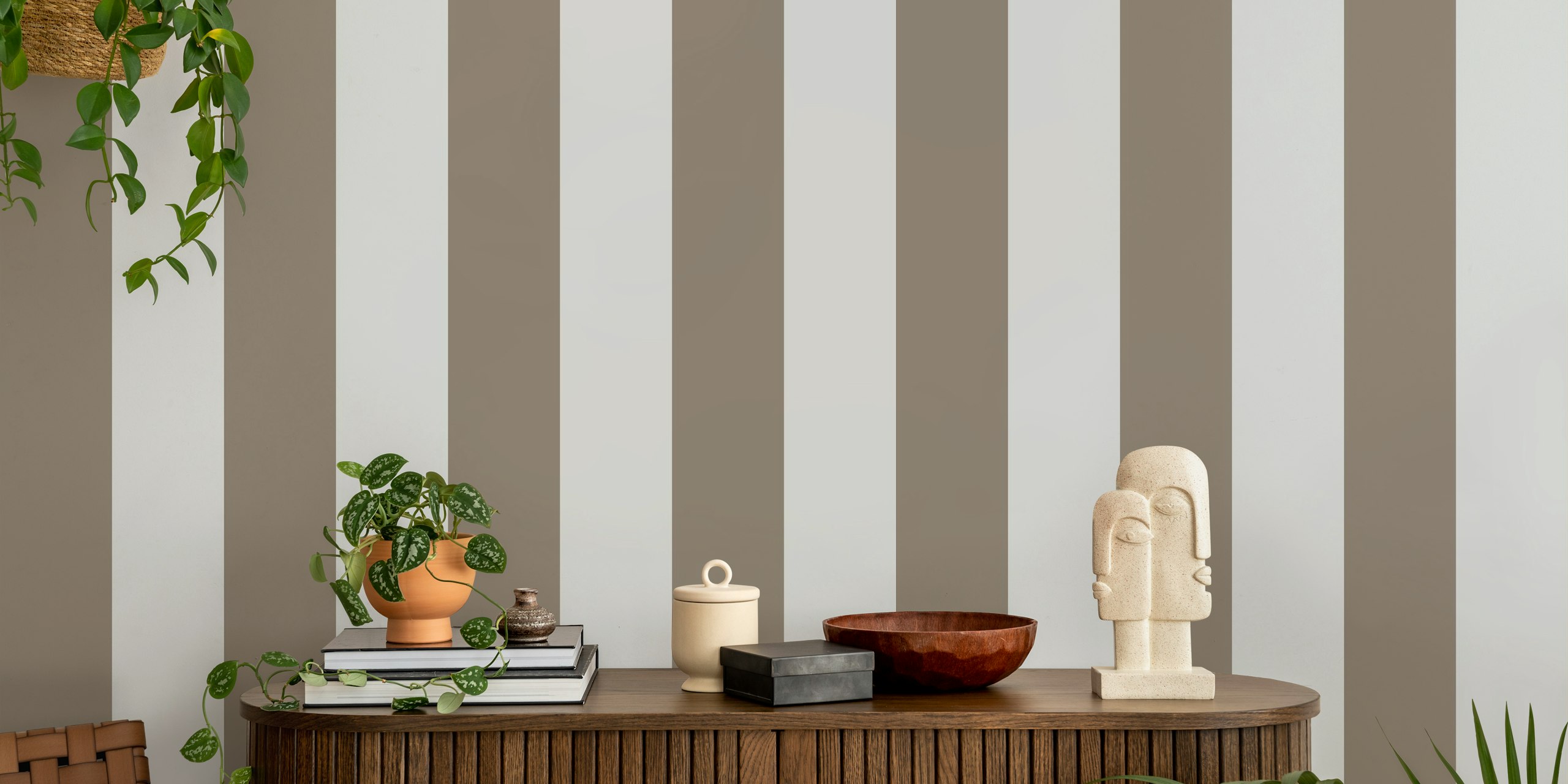 Cabincore Brownish Gray Stripes tapet i et rom