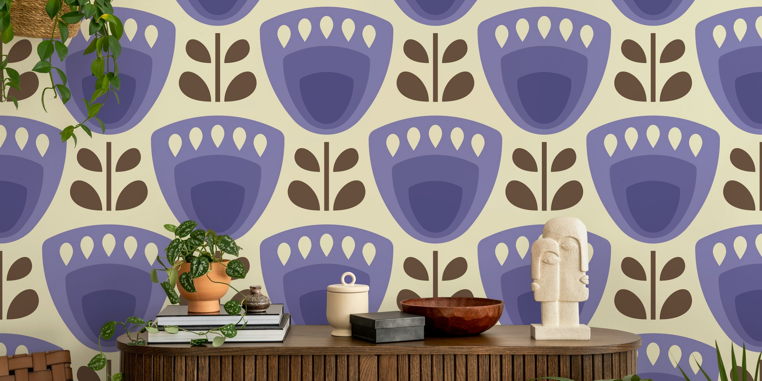 Mid-Century Tulips in Purple Tapete in einem Raum