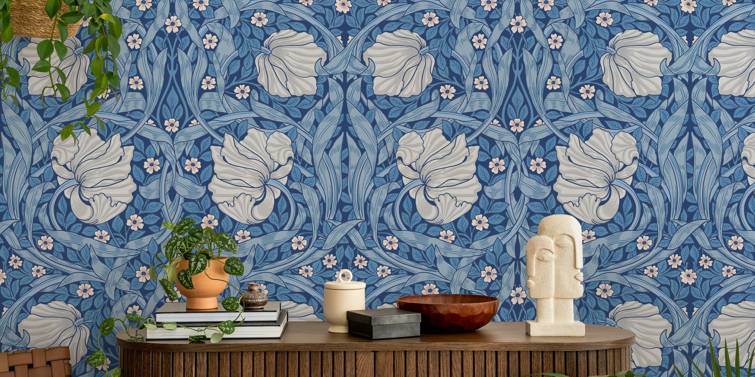 Blumen und Blattmuster in Blau und Weiß auf einer Tapete