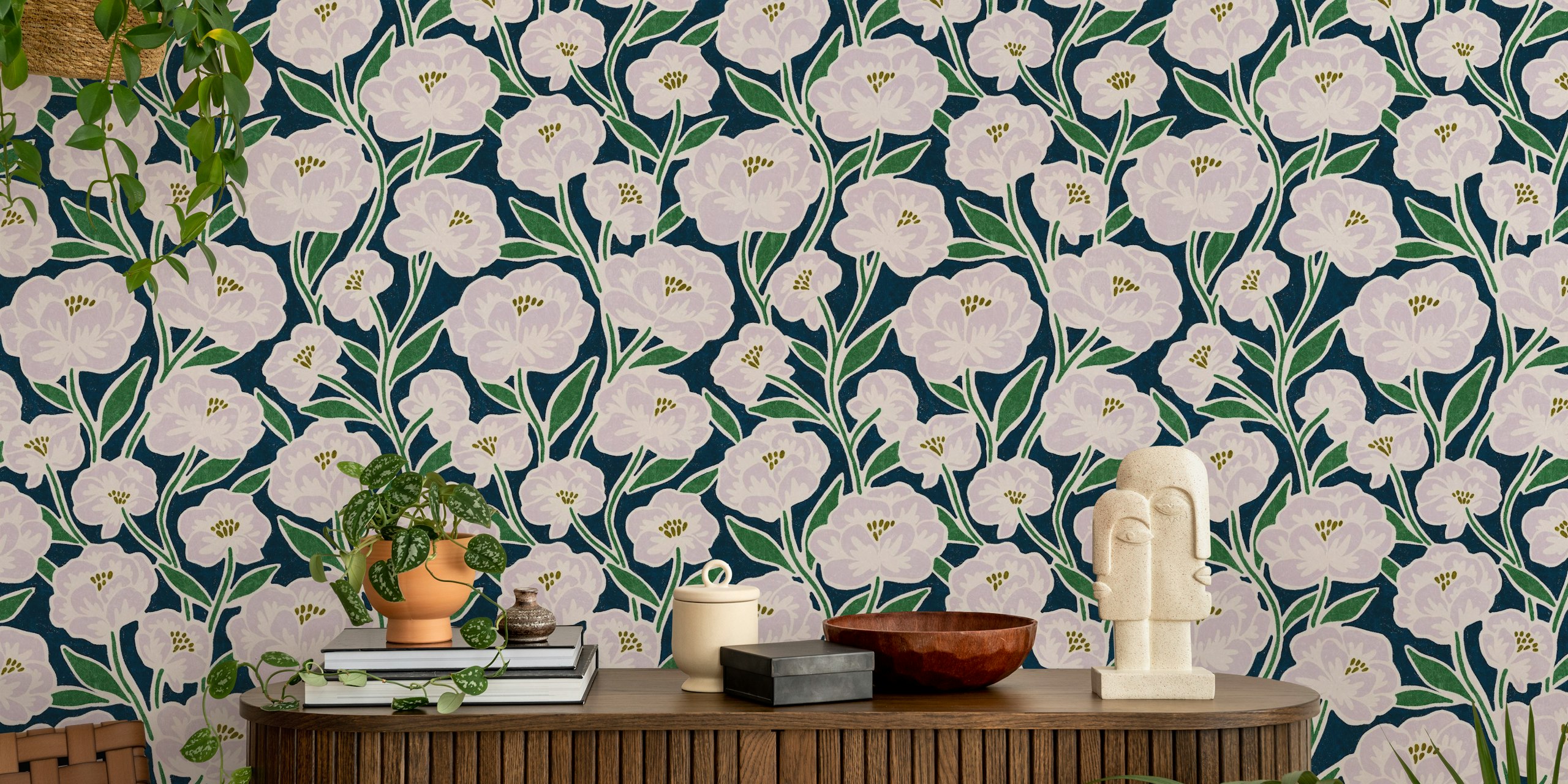 Květinová Batiste v námořnické modři a levanduli na tapetě v místnosti