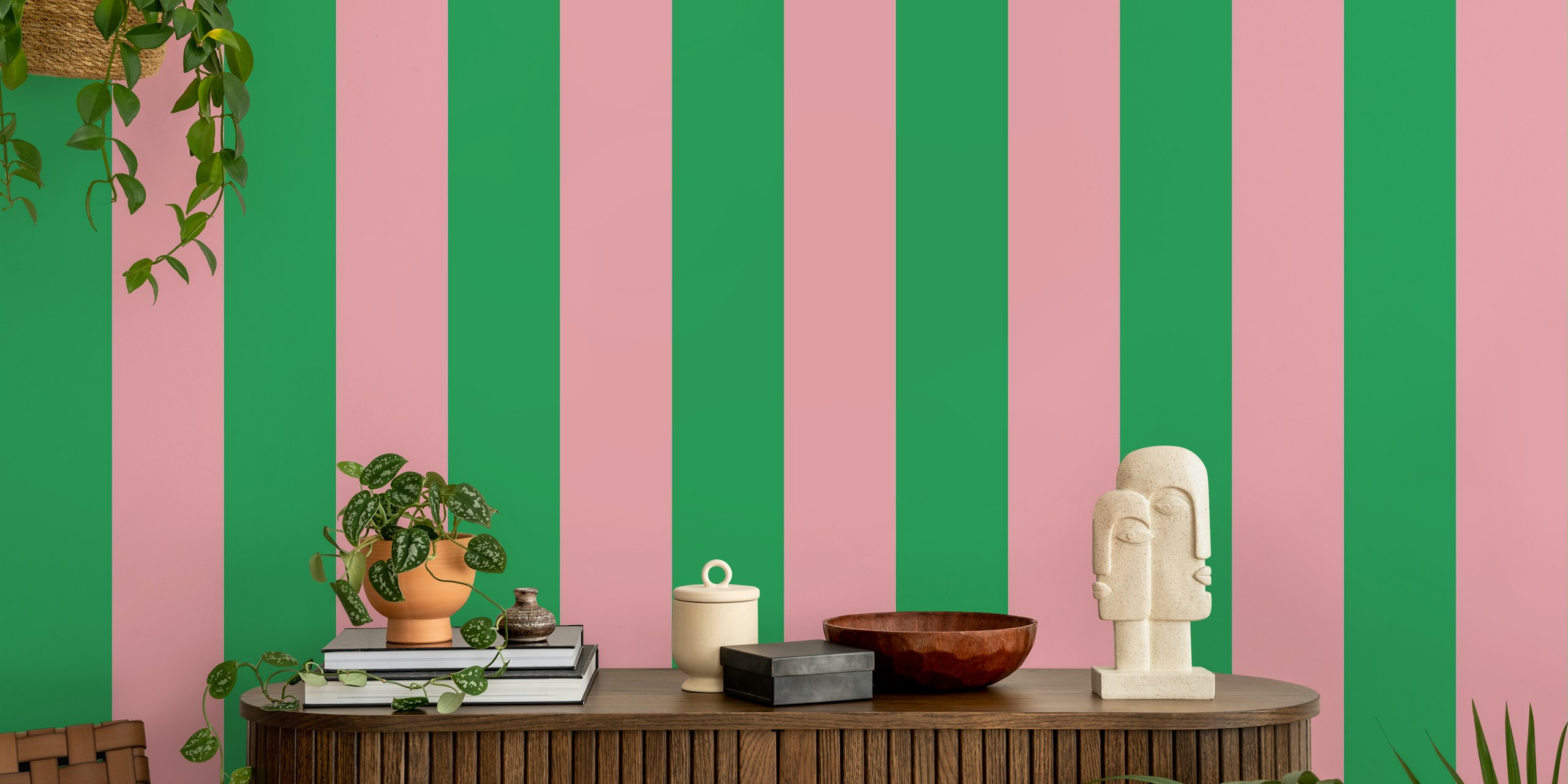Bold vertical stripes na svijetloj zelenoj i ružičastoj tapeti