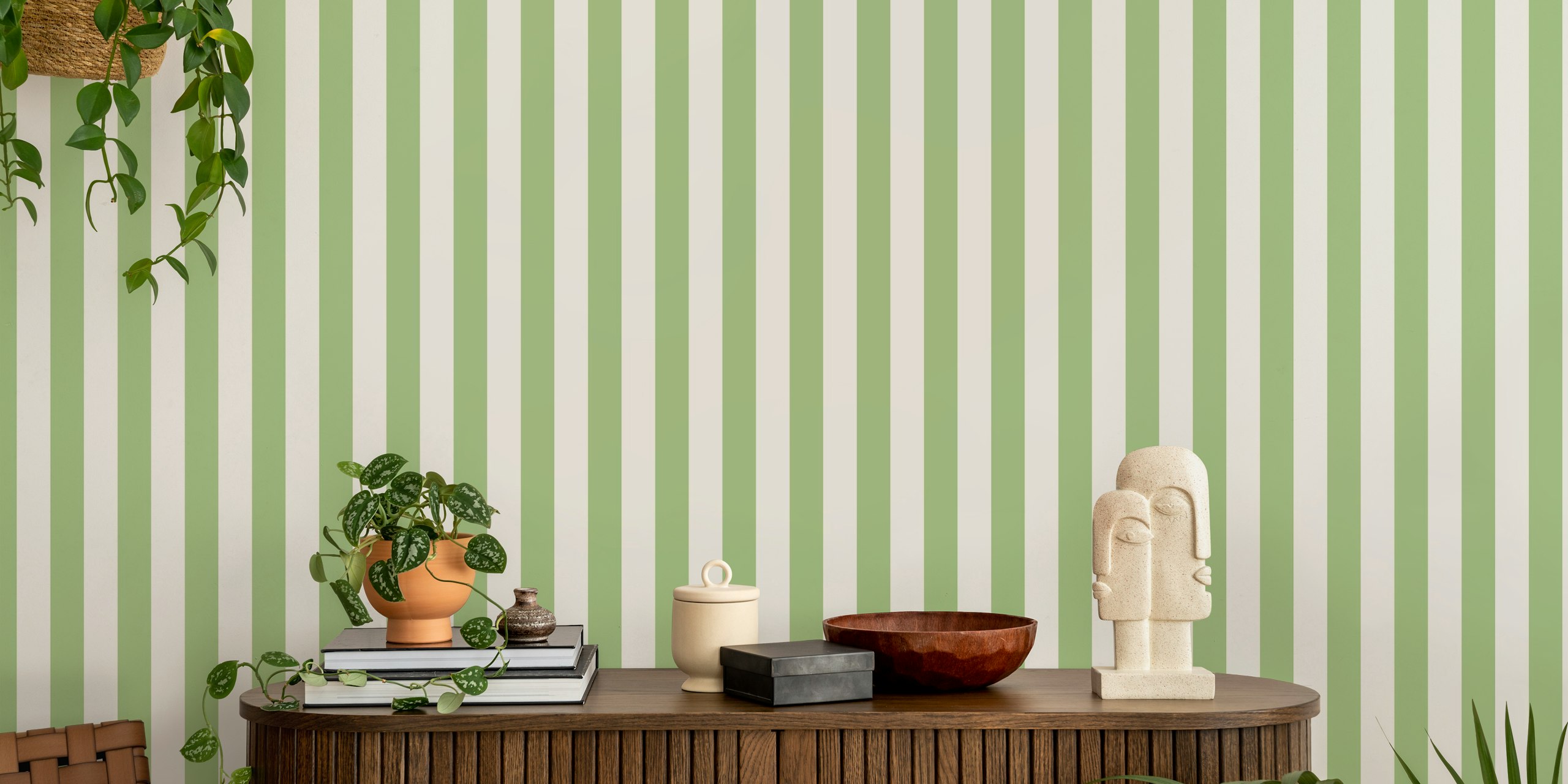 Tapet med vertikala ränder i Vertical Stripes in Sage Green and Cream.