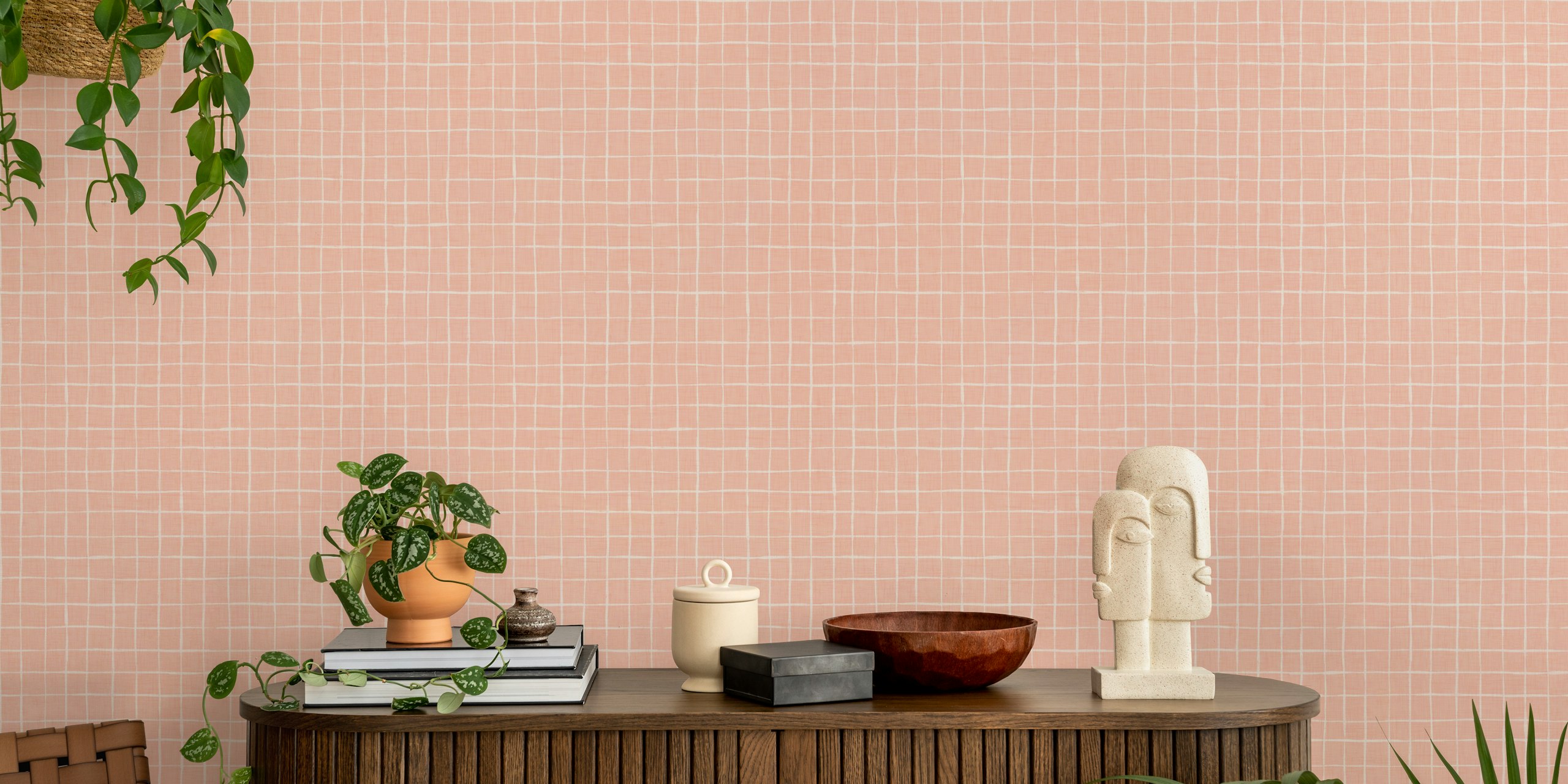Warm Coral Grid tapet uppvisad i ett rum