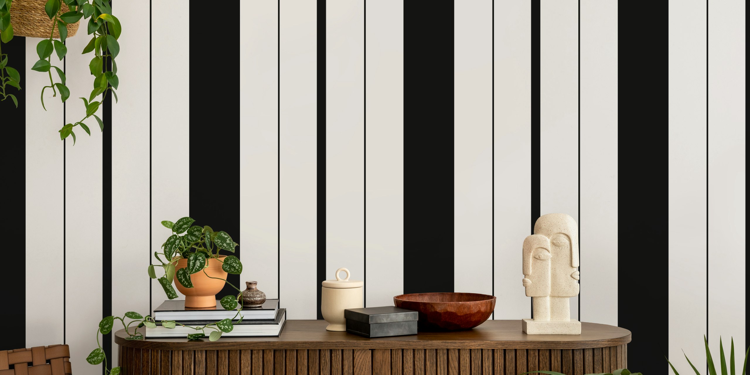 Bold vertical stripes wallpaper en una habitación