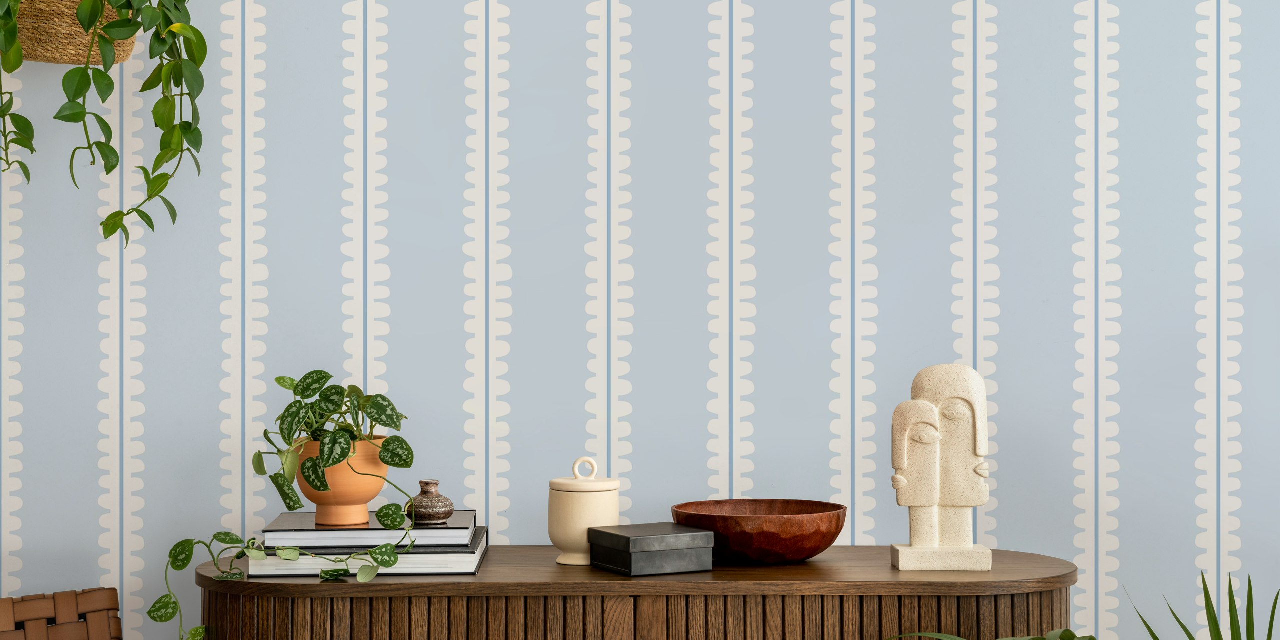 Hand drawn scallop stripes wallpaper i mjuk blå