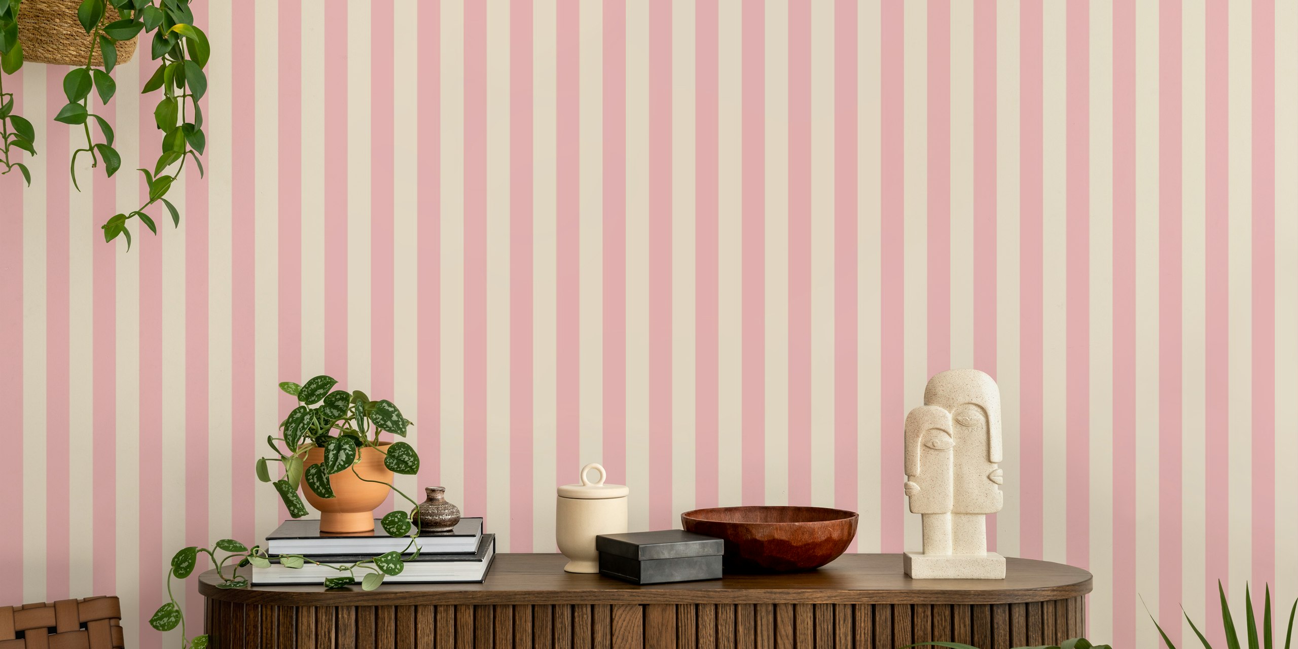 Carta da parati Pink and Soft Beige Medium Stripes in una stanza