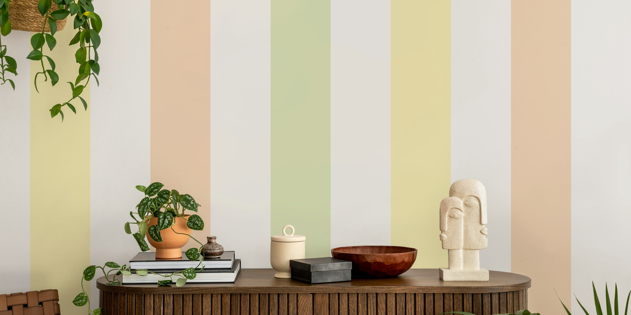 Pale Multicoloured Stripes Wallpaper σε ένα δωμάτιο