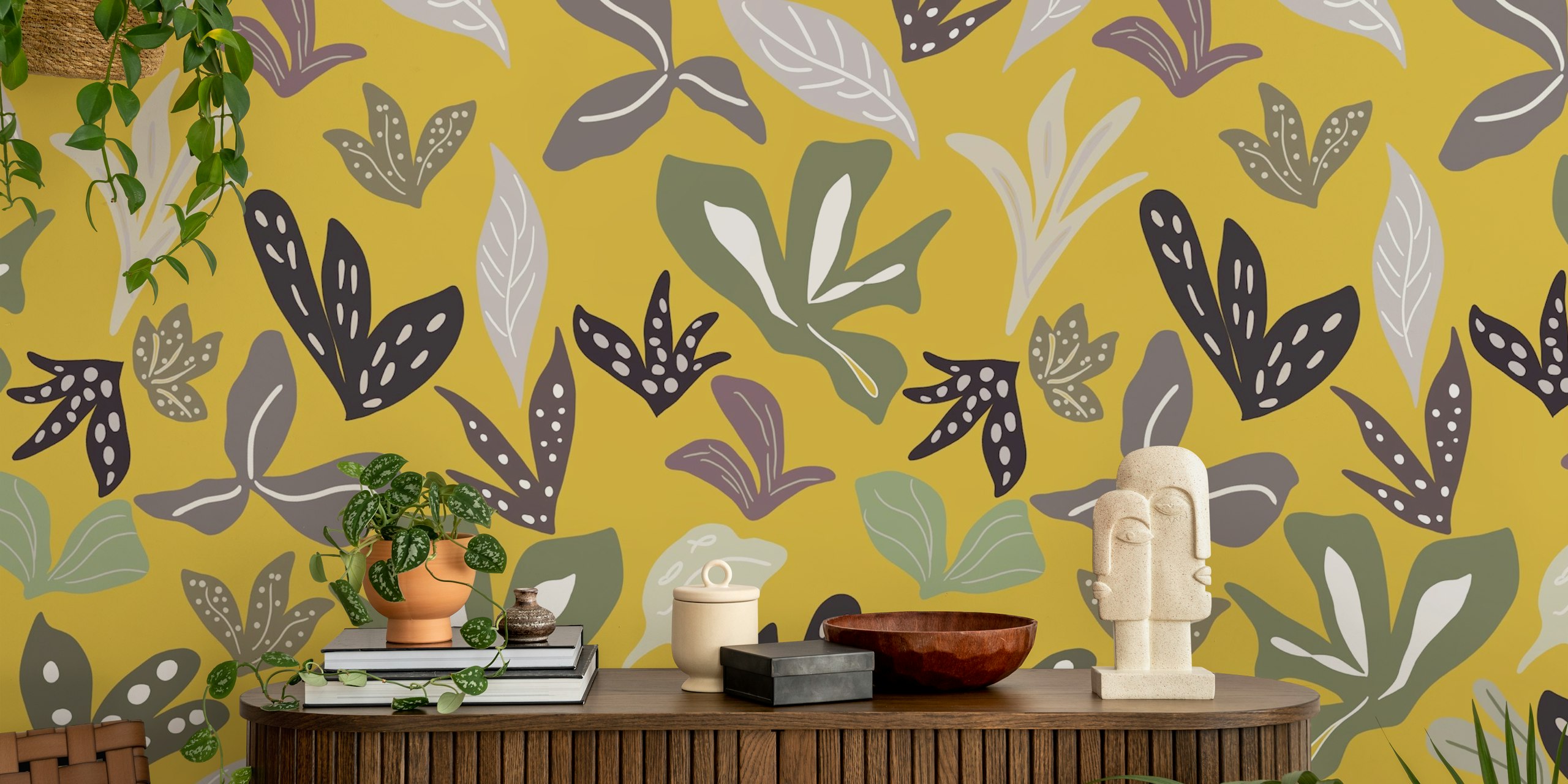 Abstrakte Blätter und botanische Elemente in Grau-, Lila- und Weißtönen auf einem senffarbenen Hintergrund.