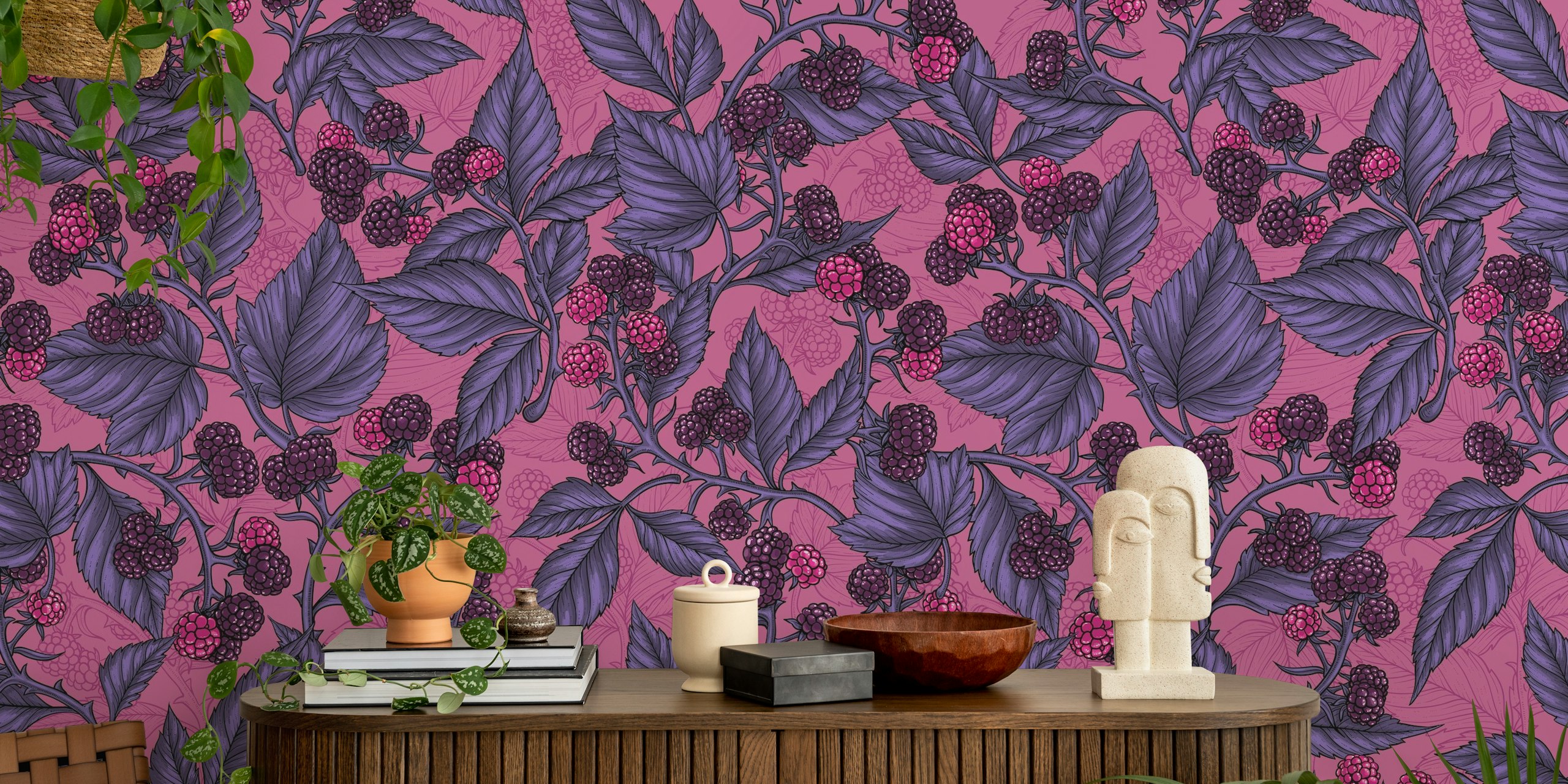 Blackberries on Peony Pink papel de pared en una habitación