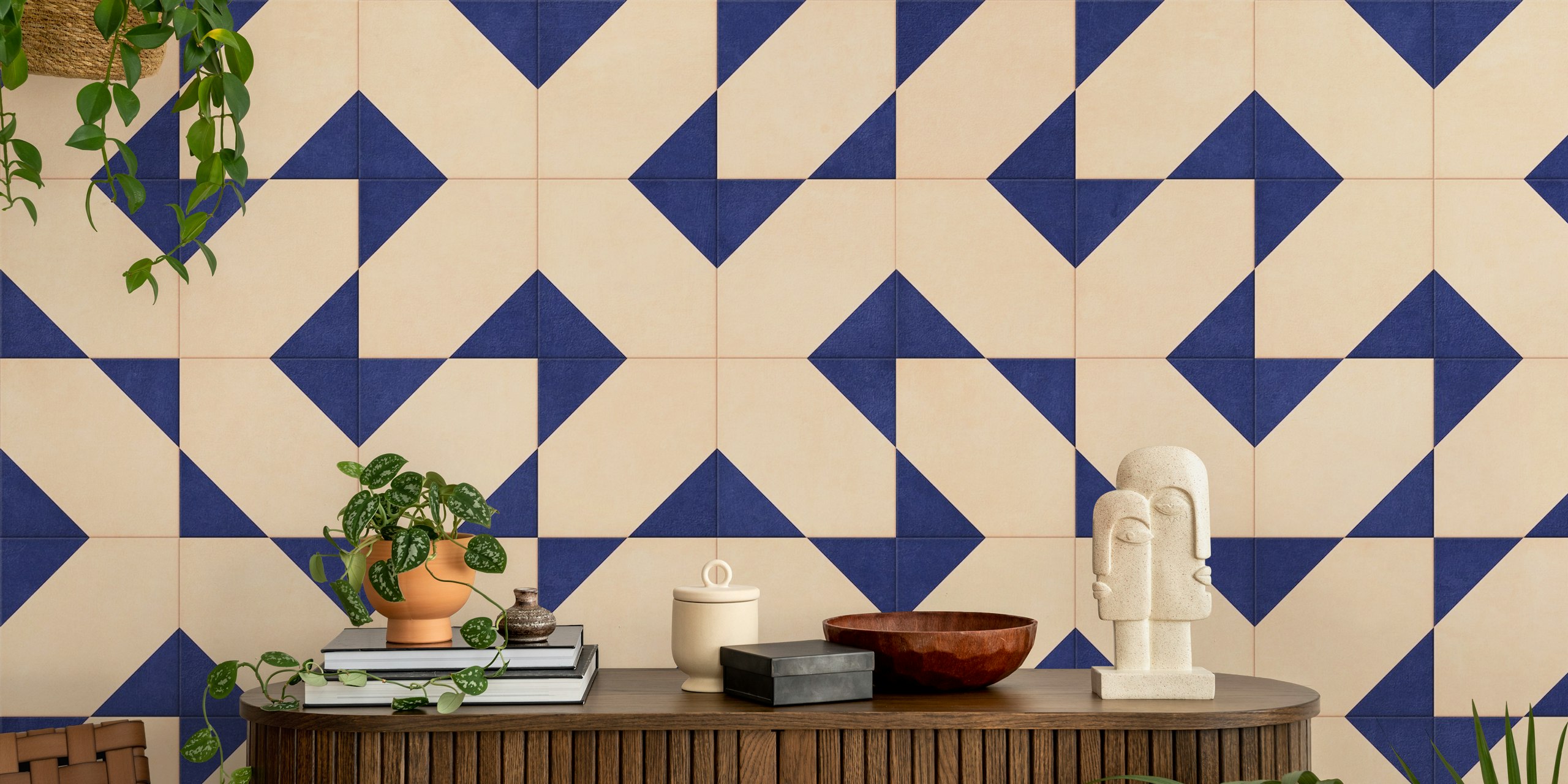 Veggmaleri med geometrisk beige og marine fliser