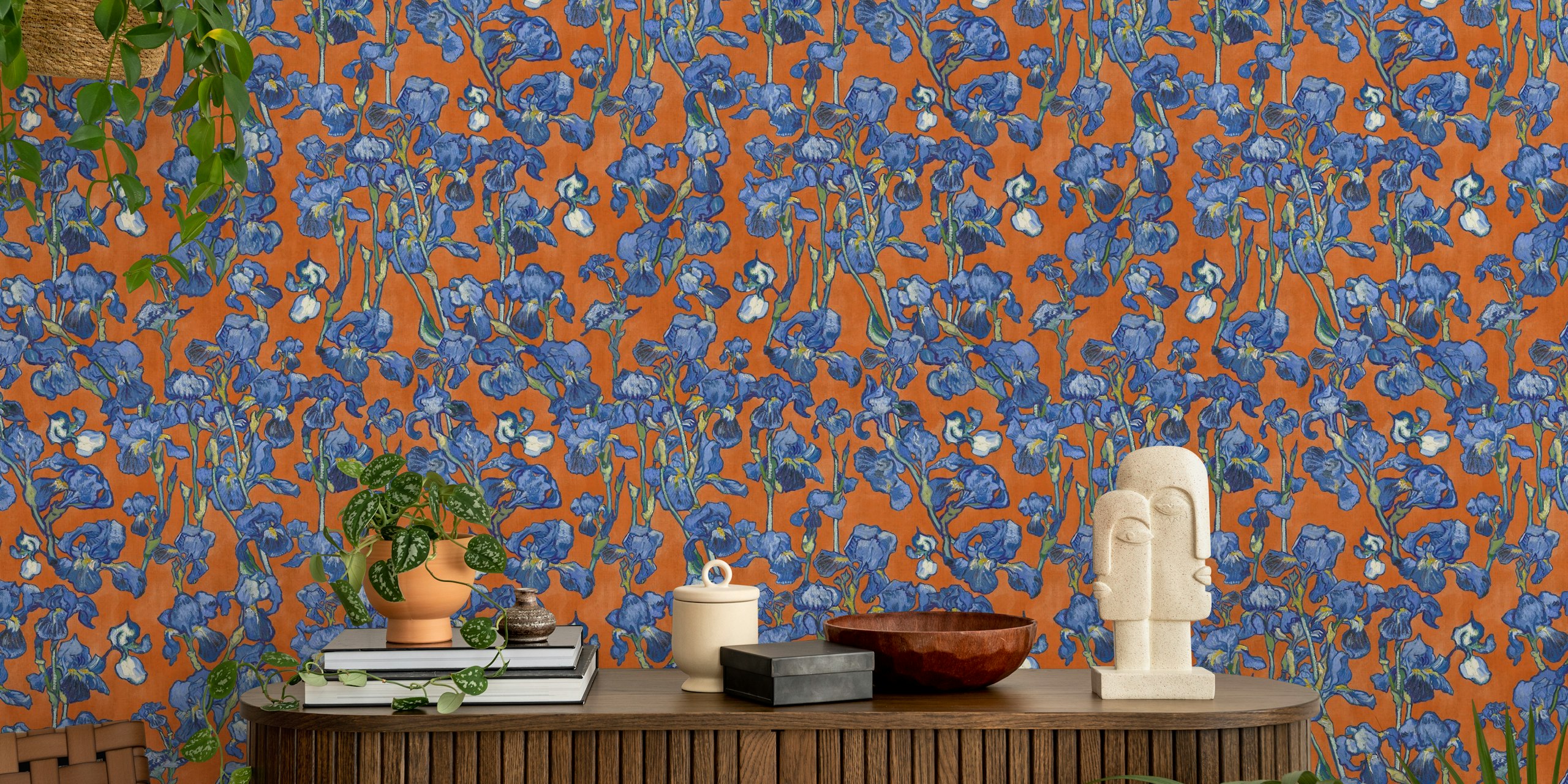 Van Gogh Irises Pattern in orange and cobalt blue en una configuración de habitación