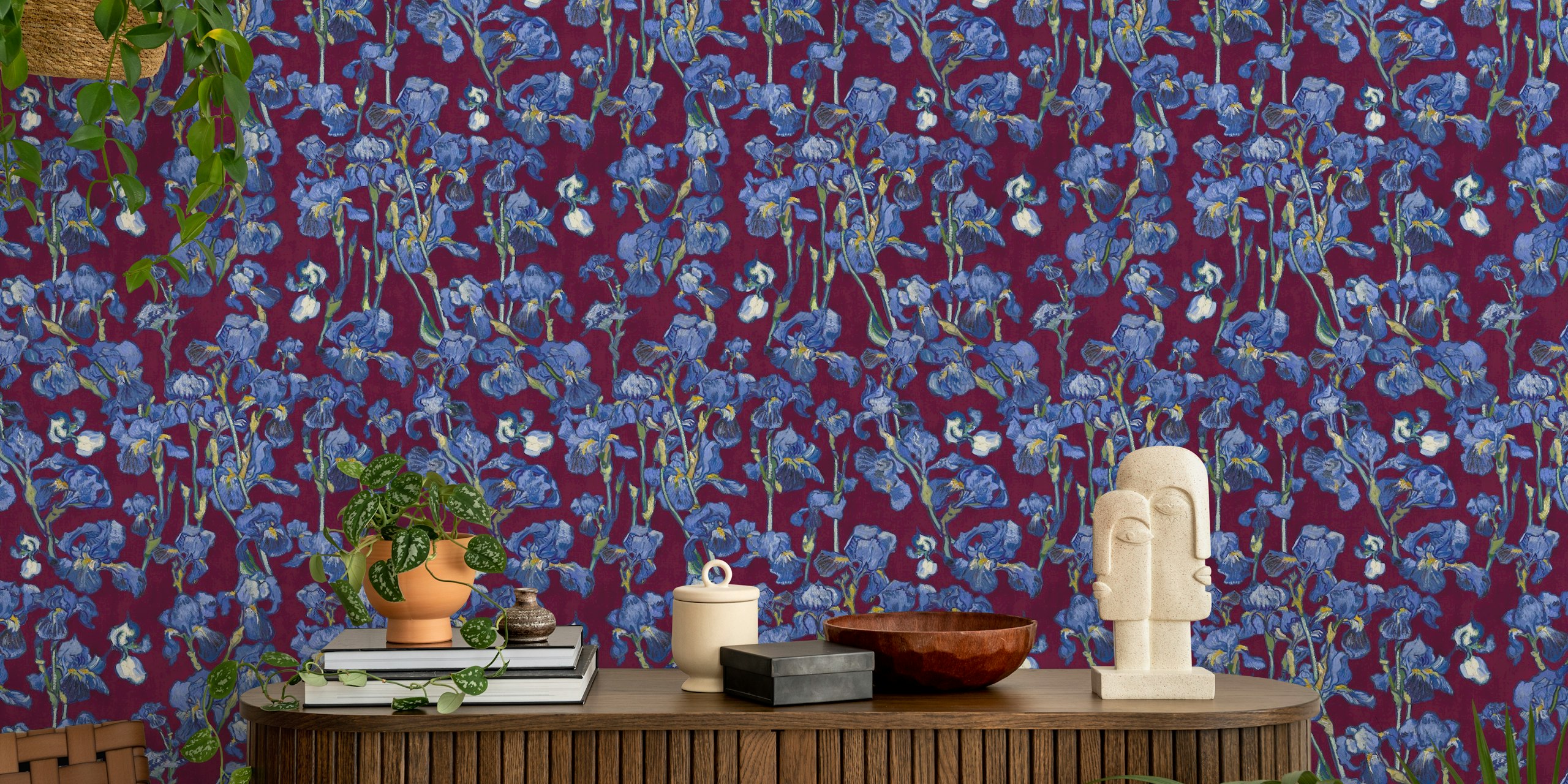 Διακόσμηση τοίχου Van Gogh Irises pattern με χρώματα burgundy red και cobalt blue