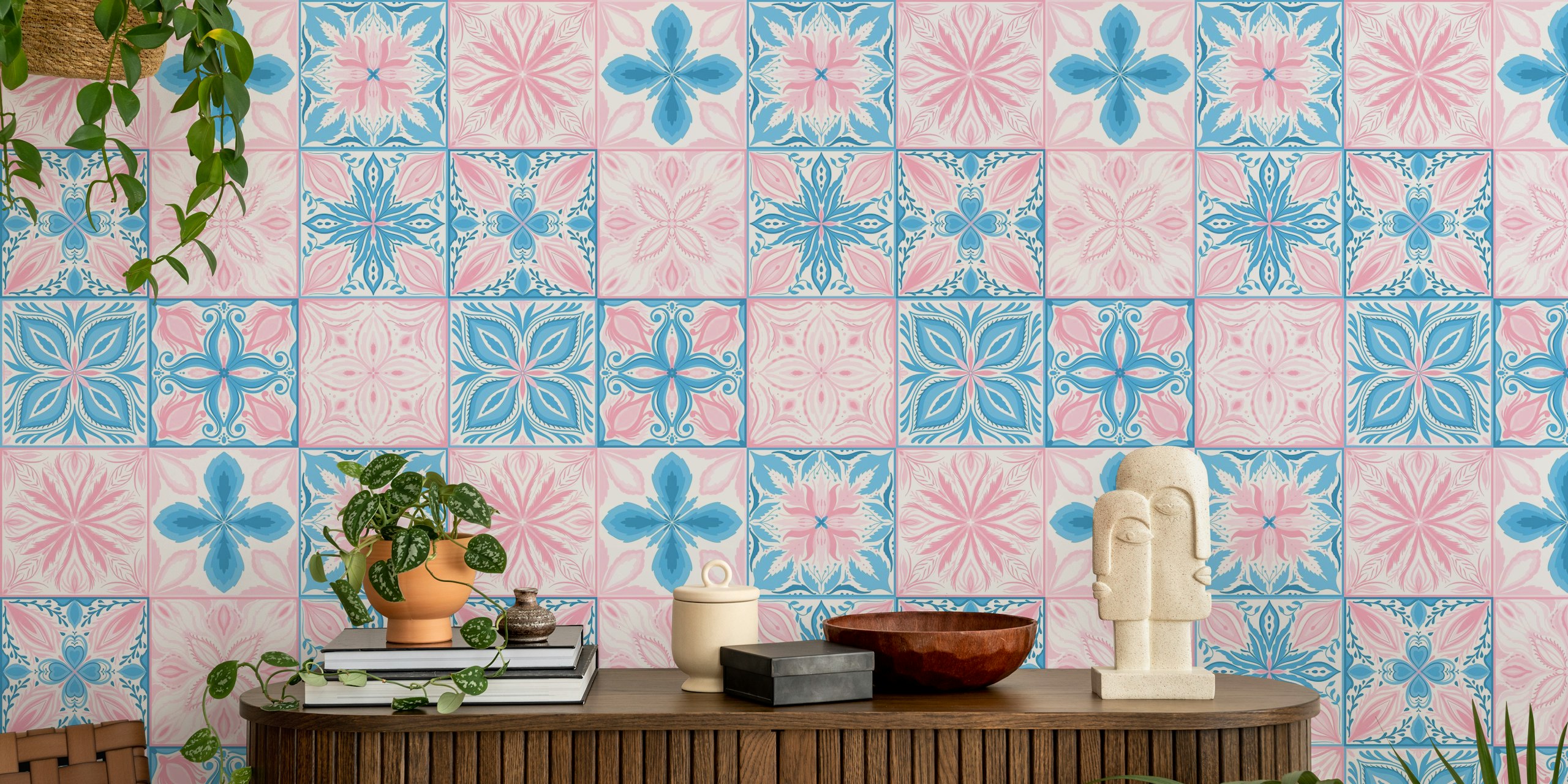 Ornate tiles in pink and blue w pokoju