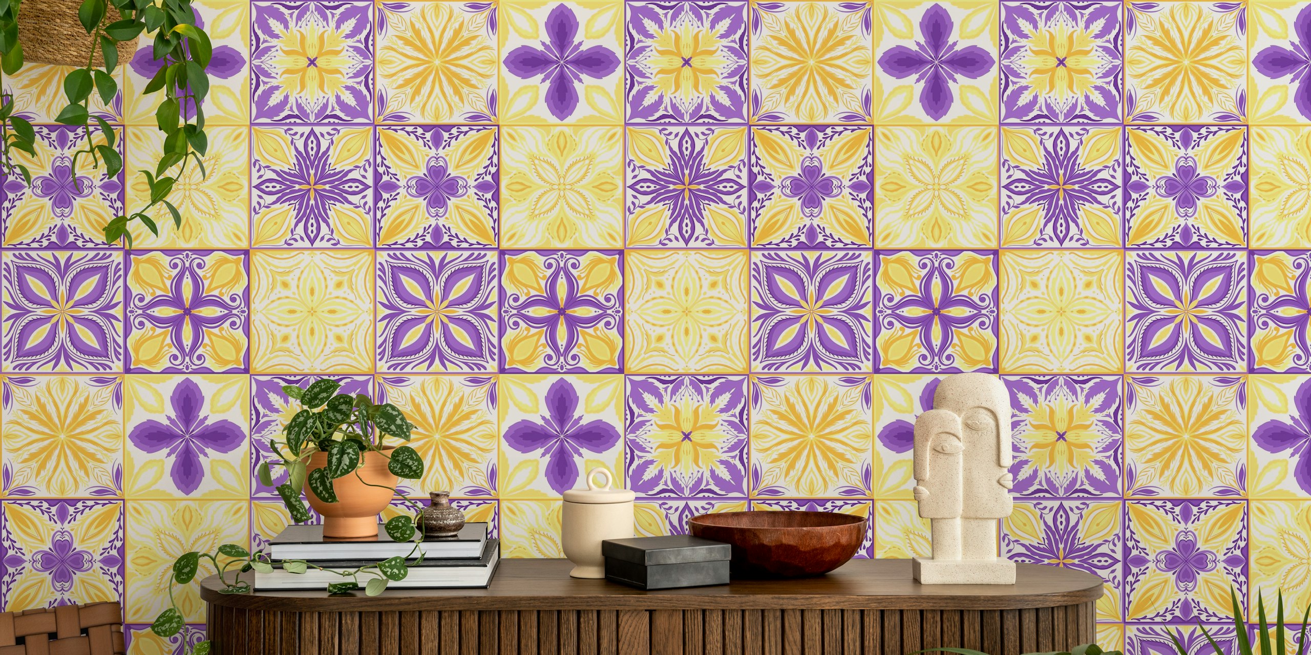 Fargerikt utsmykket veggmaleri med fliser med gult og blåmagenta-design