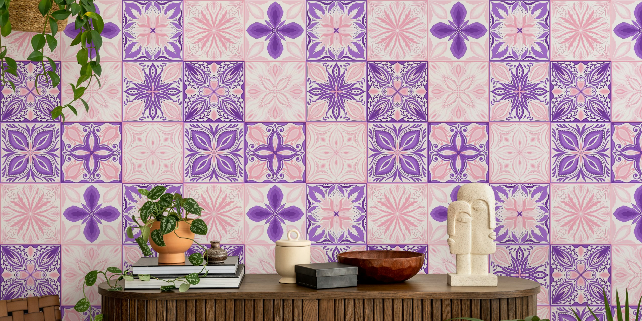 Ornate tiles in pink and blue-magenta in einem Raum