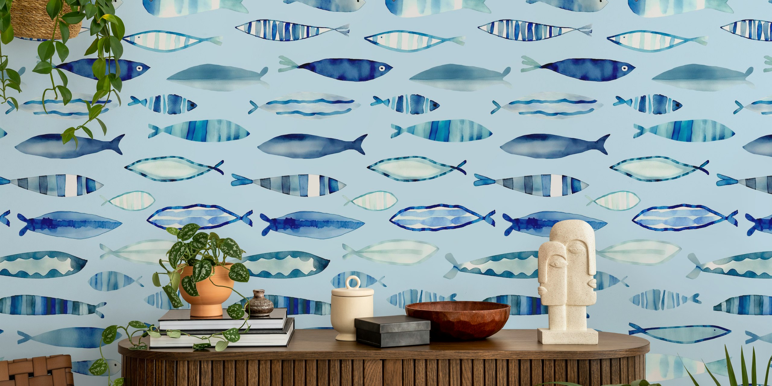 Wasserfarbenfische in Blau und Weiß auf hellblauem Hintergrund Tapete