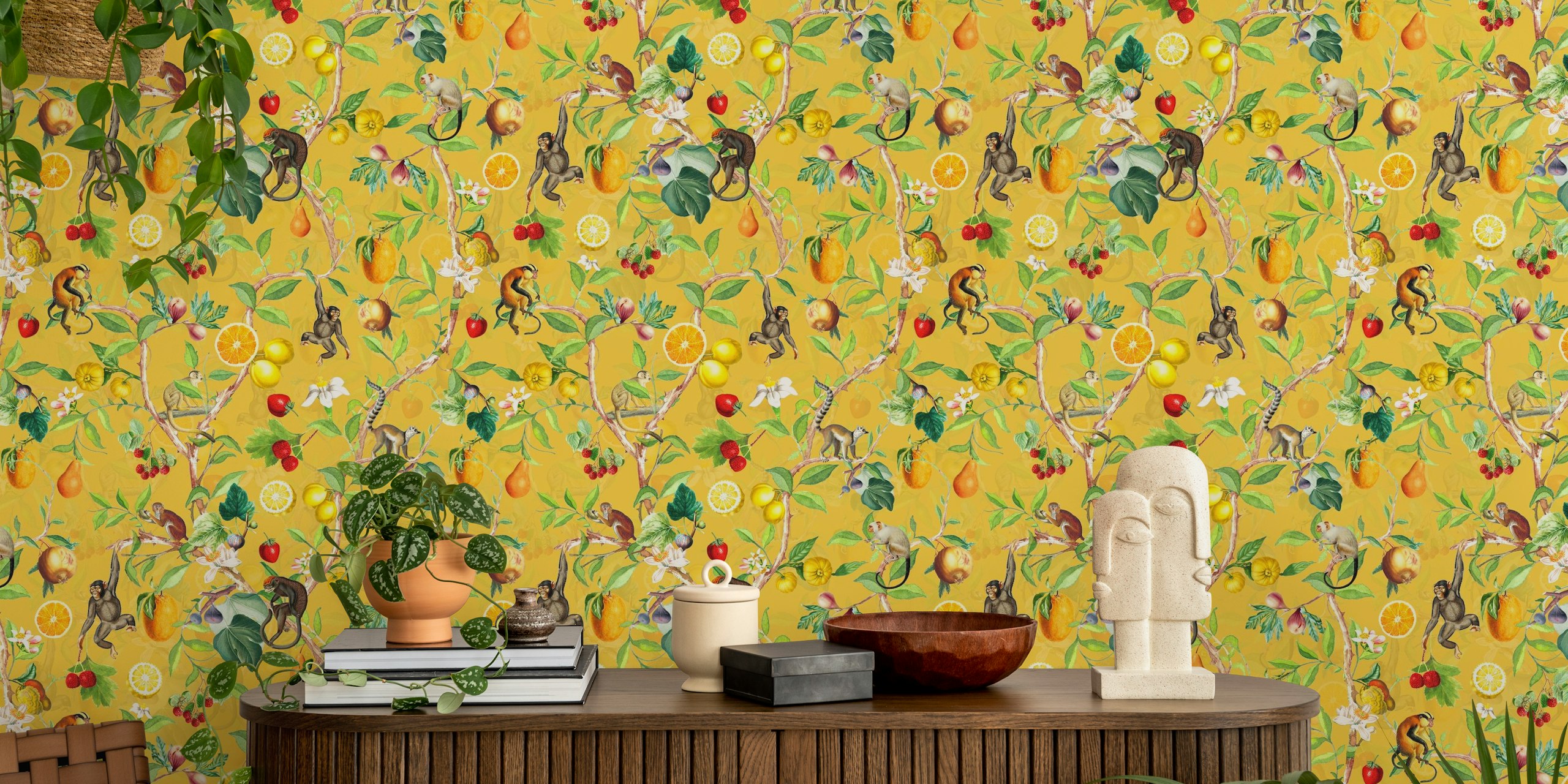 Monkeys Chinoiserie Jungle zidna slika s razigranim primatima i stablima citrusa na žutoj pozadini