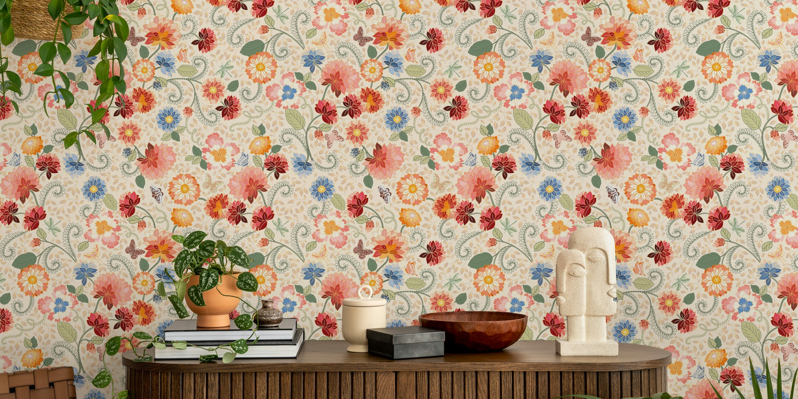 Mural de parede floral francês com rosas, margaridas e folhagem verde em fundo esbranquiçado