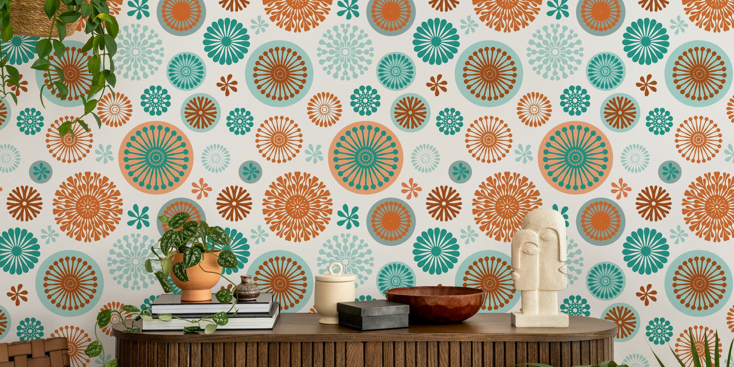 Mural de parede em estilo retro com padrões florais estilizados em laranja e azul-petróleo