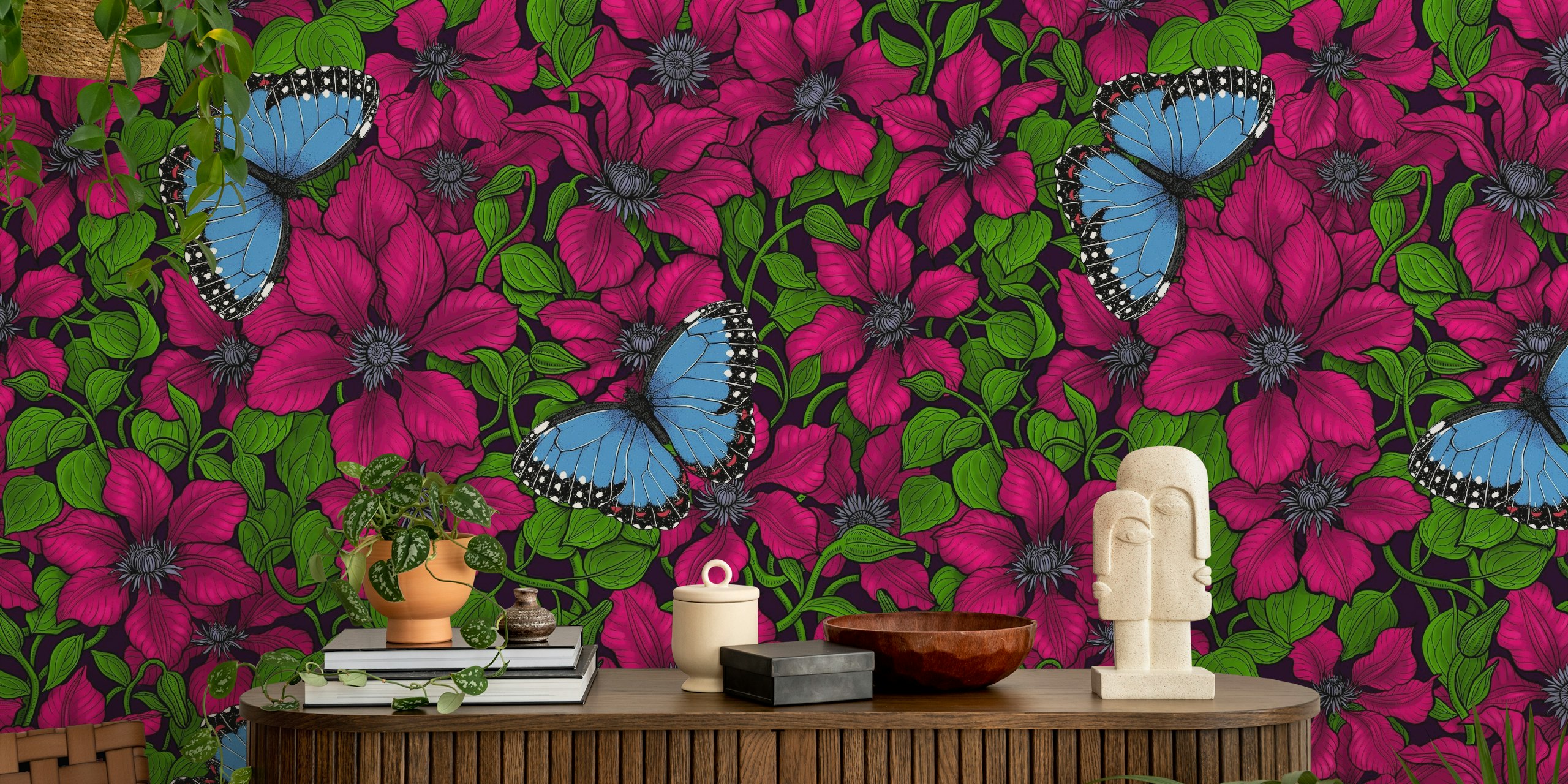 Red clematis blommor med blue butterflies