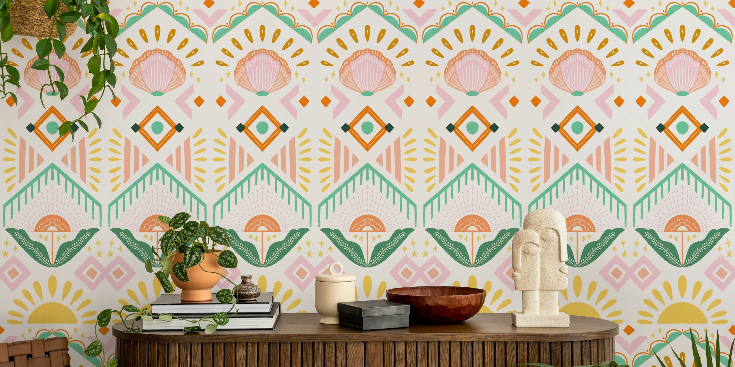 Abstraktes geometrisches Wandbild mit einer lebendigen Mischung aus rosa, orangefarbenen, grünen und gelben Formen und Mustern.