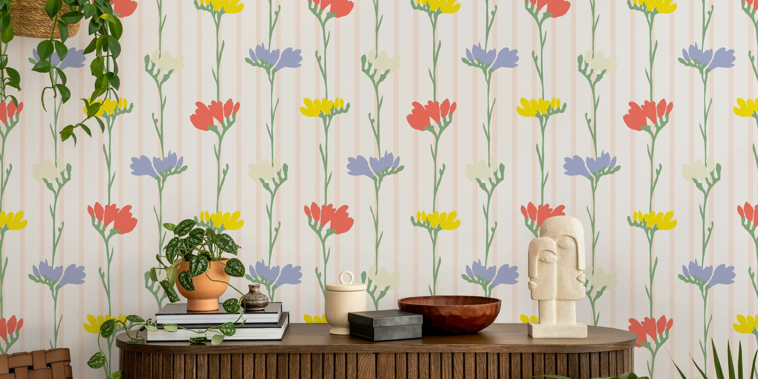 Ταπετσαρία Colorful Freesias εκτεθειμένη σε ένα δωμάτιο