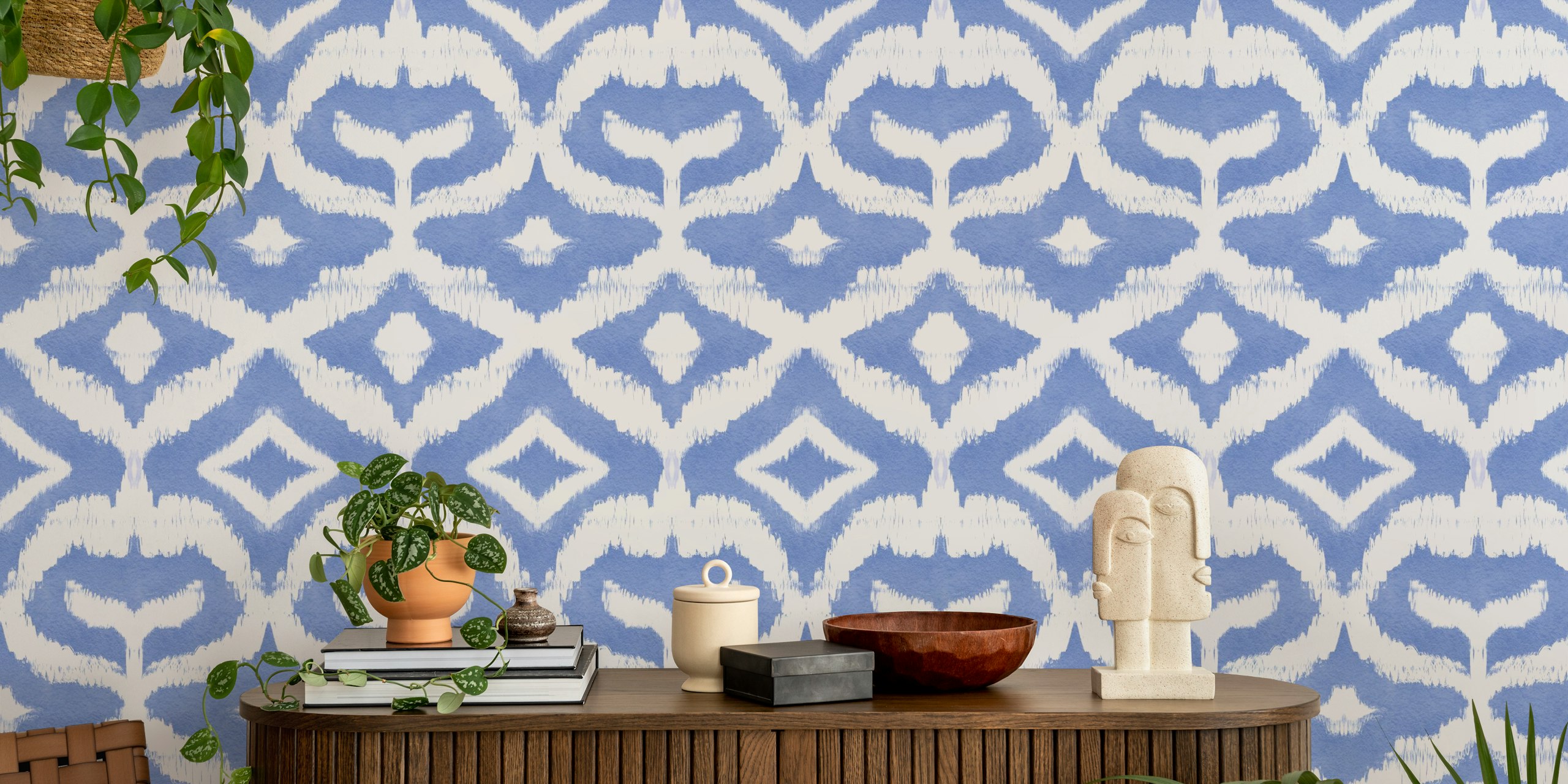 Yksivärinen ruiskukansininen Ikat Mirage -kuvio rauhalliseen ja eleganttiin seinämaalaukseen