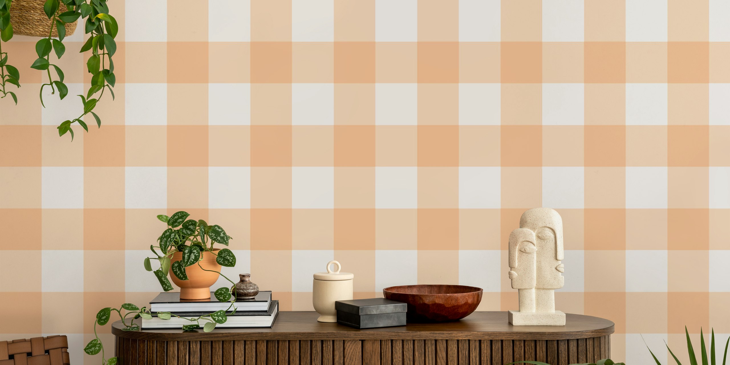Ταπετσαρία Peach Fuzz Gingham εκτεθειμένη σε ένα δωμάτιο