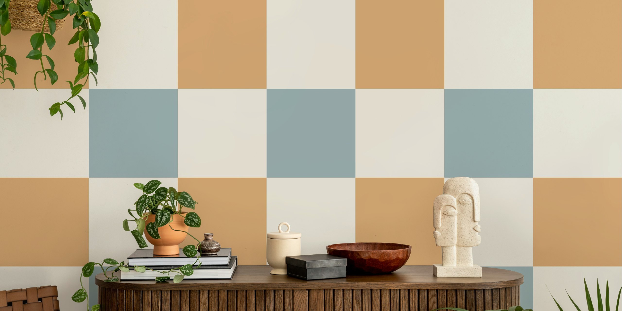 Boho Checkers Toasted Powder Blue vægmaleri med moderne skakternet mønster i beige og pudderblå toner