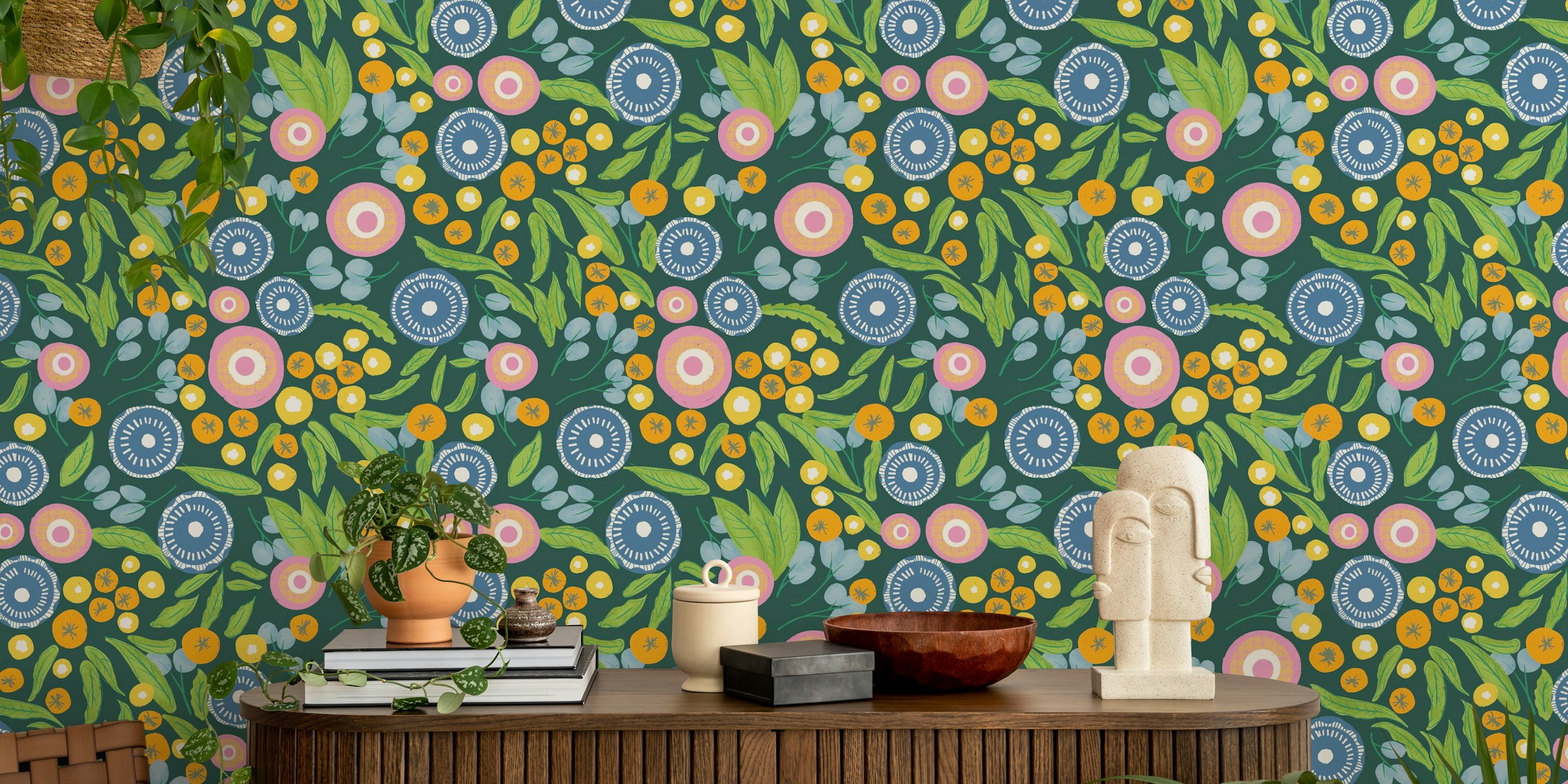 Mural de parede floral colorido estilo desenhado à mão com flores rosa, amarelas e azuis sobre um fundo verde