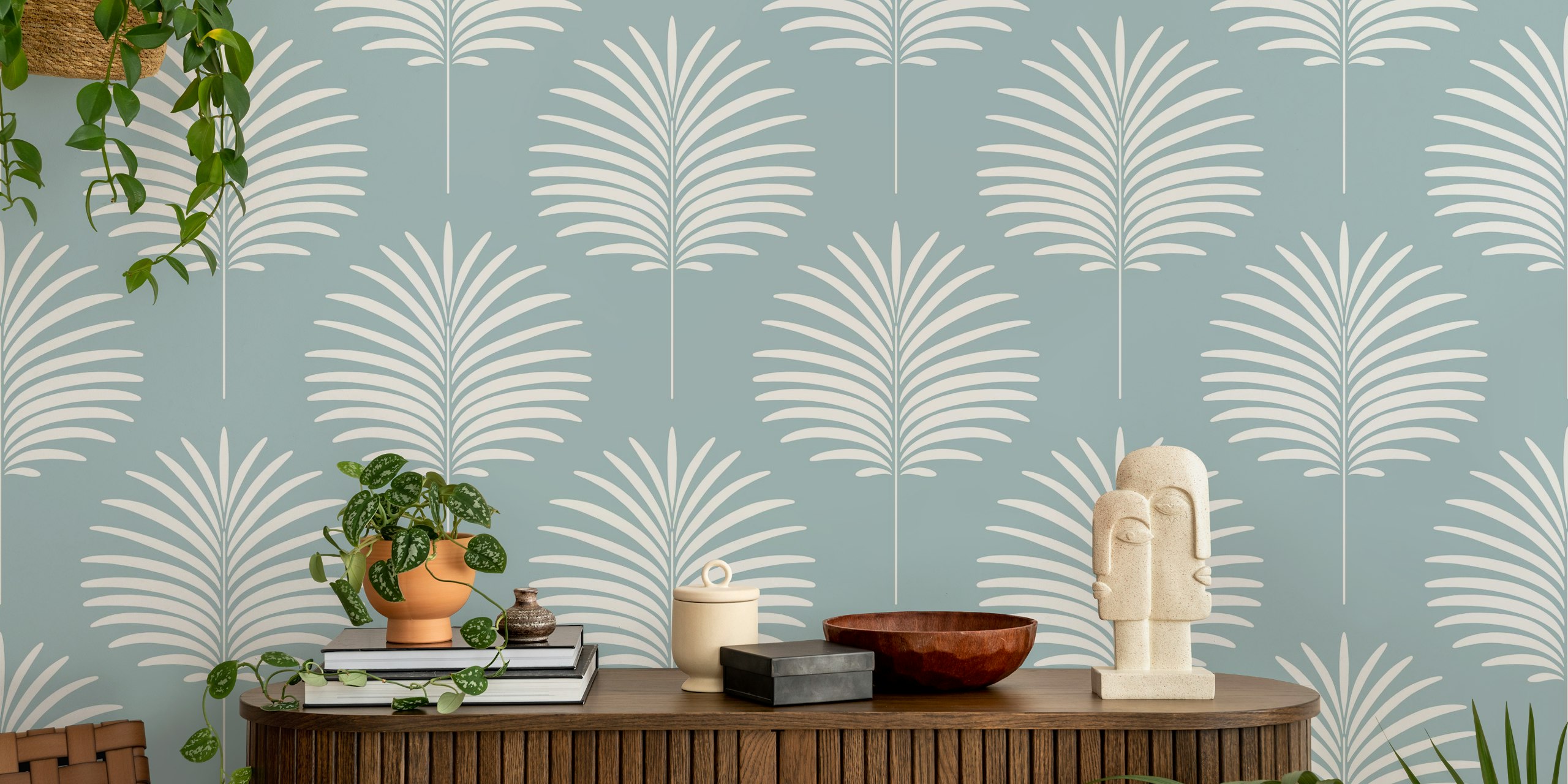 Carta da parati Palm Leaves Scandi Blue in una stanza
