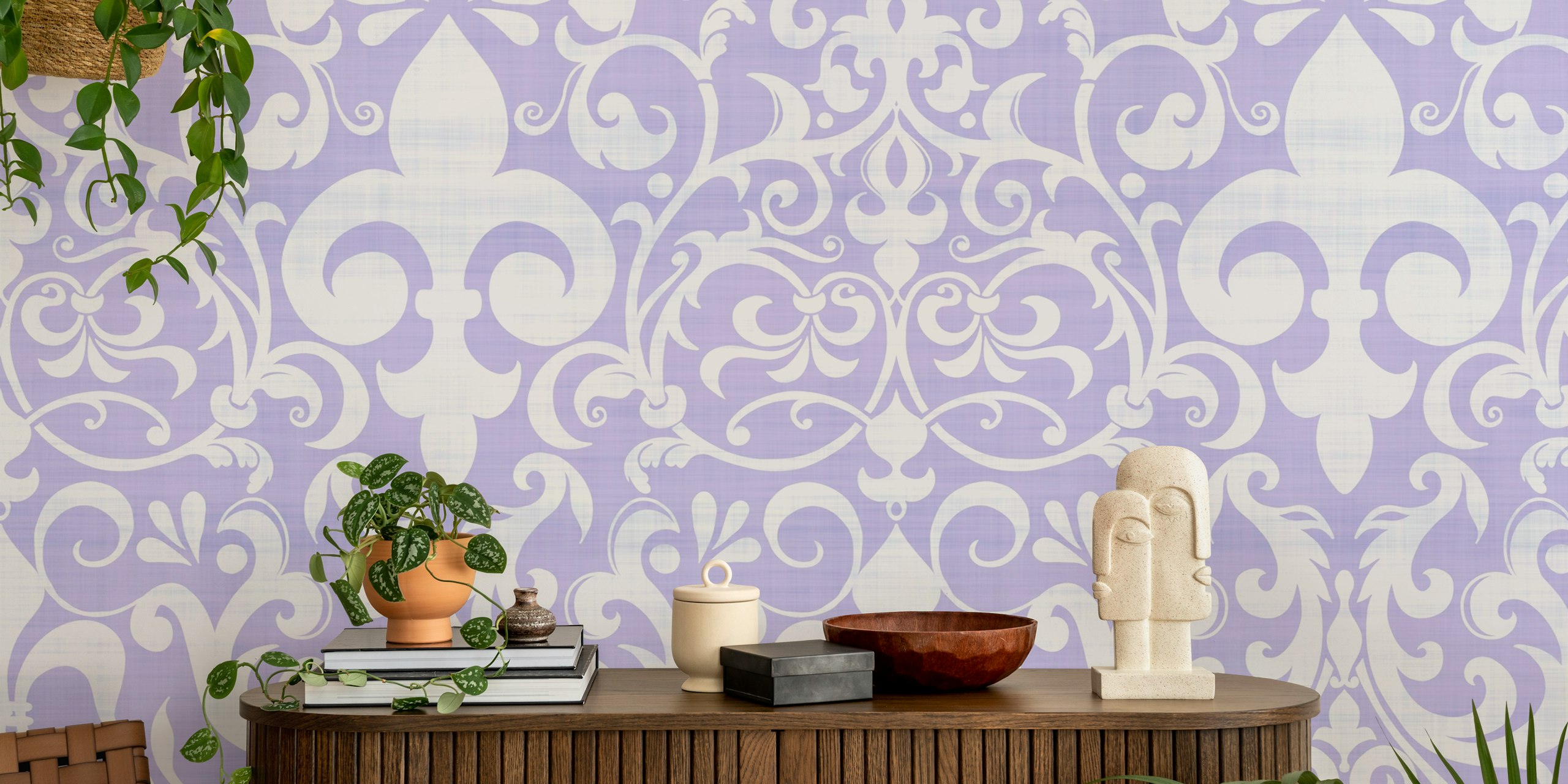 Papel de parede Pastel Lilac Fleur De Lis em um quarto