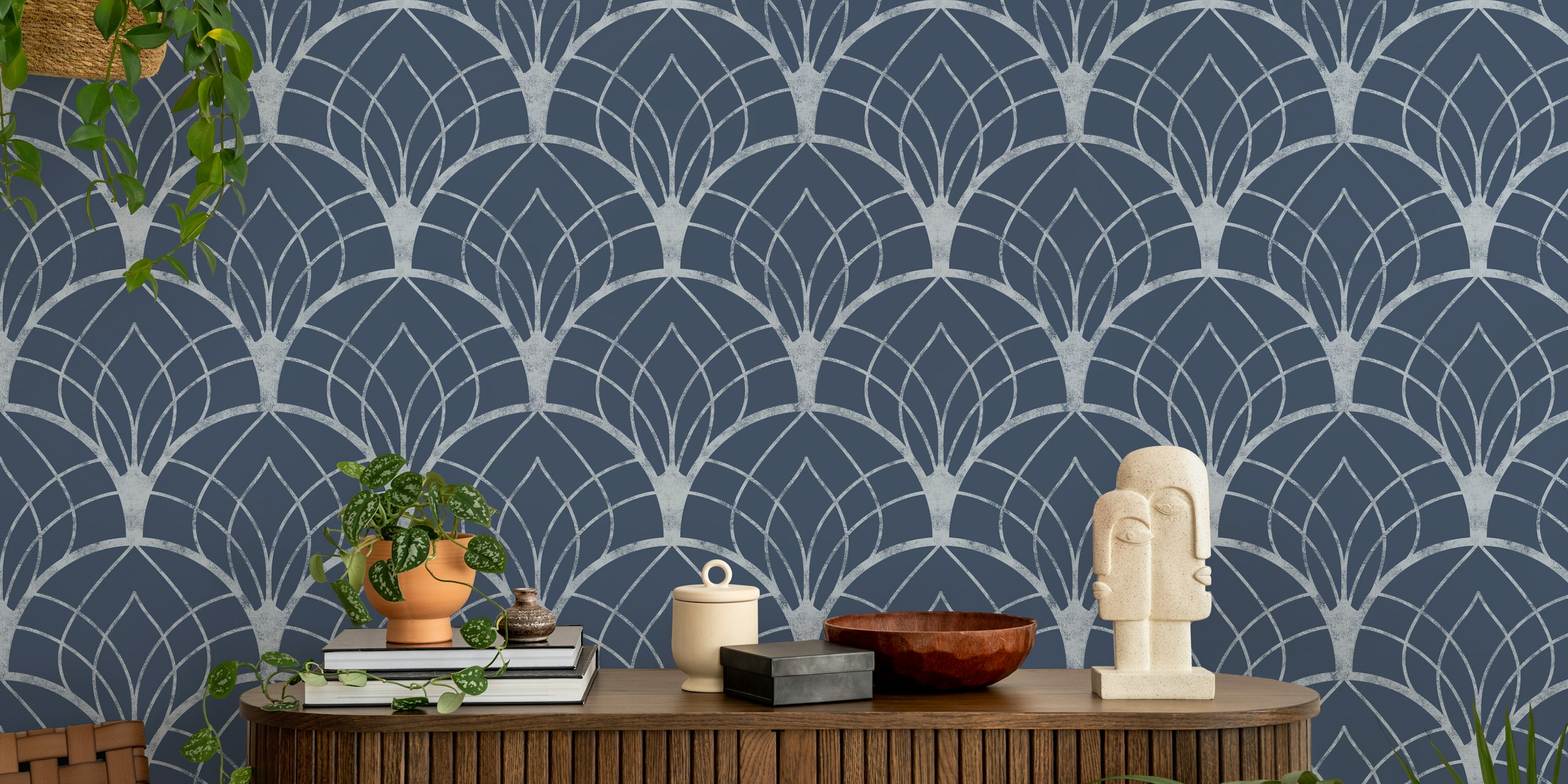 Mural de parede inspirado em Art Déco com padrão geométrico marinho envelhecido