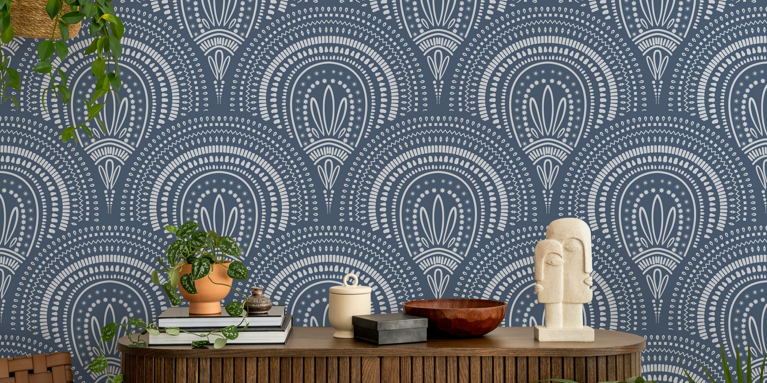 Ταπετσαρία Ornamental scallop print - navy σε ένα δωμάτιο