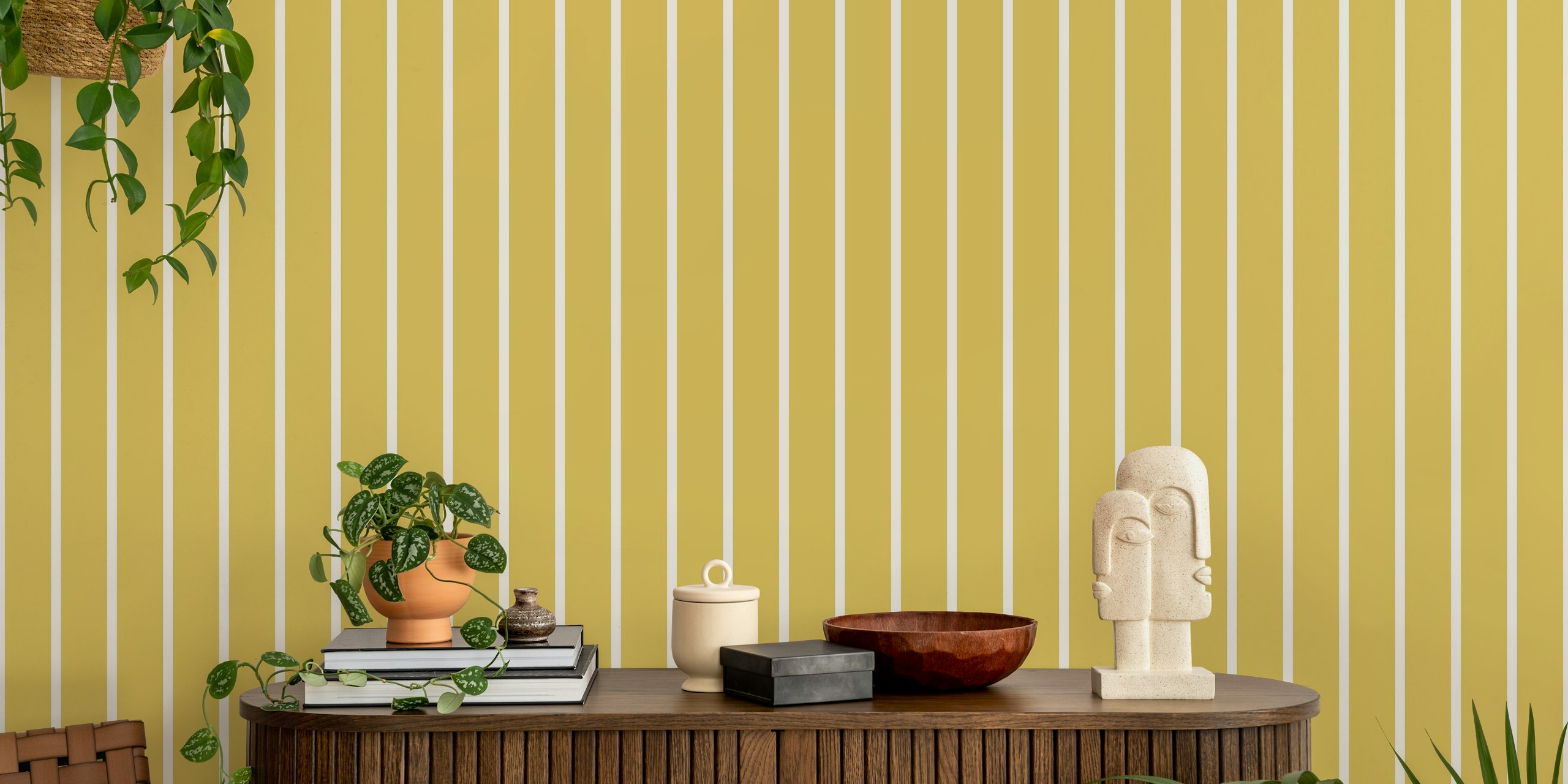 Καθετοί ριγέ Vertical Stripes sulfur green beige σε ένα δωμάτιο