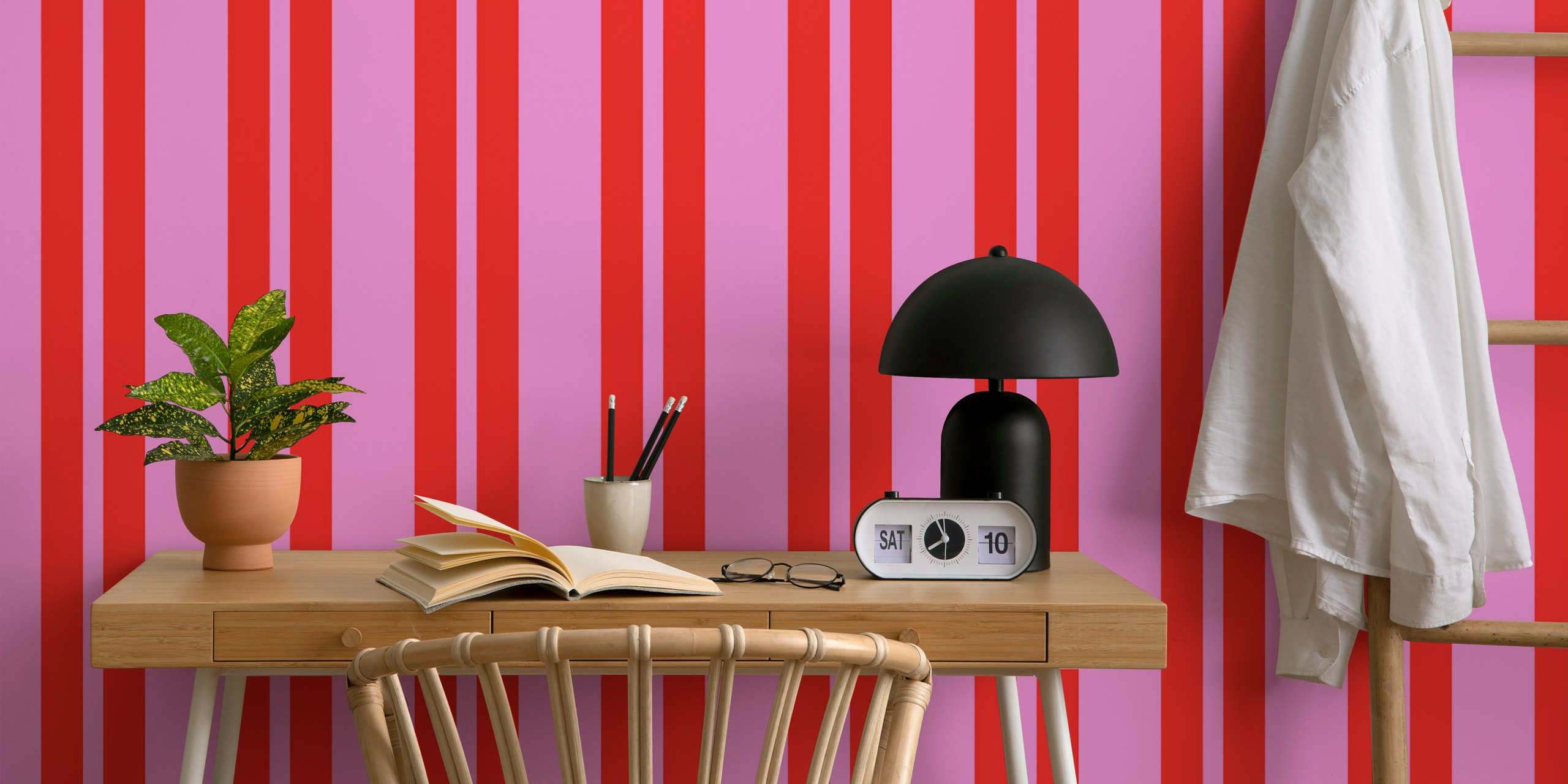 Papel de parede listrado duplo rosa e vermelho Classic Double Stripes Preppy em um quarto