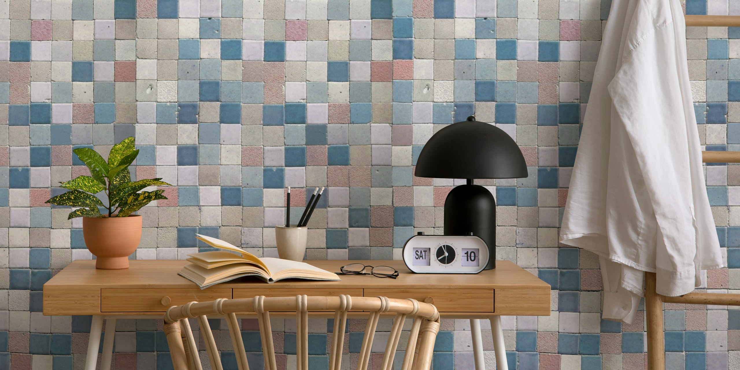 Vintage Tile Artistry carta da parati blu in una stanza