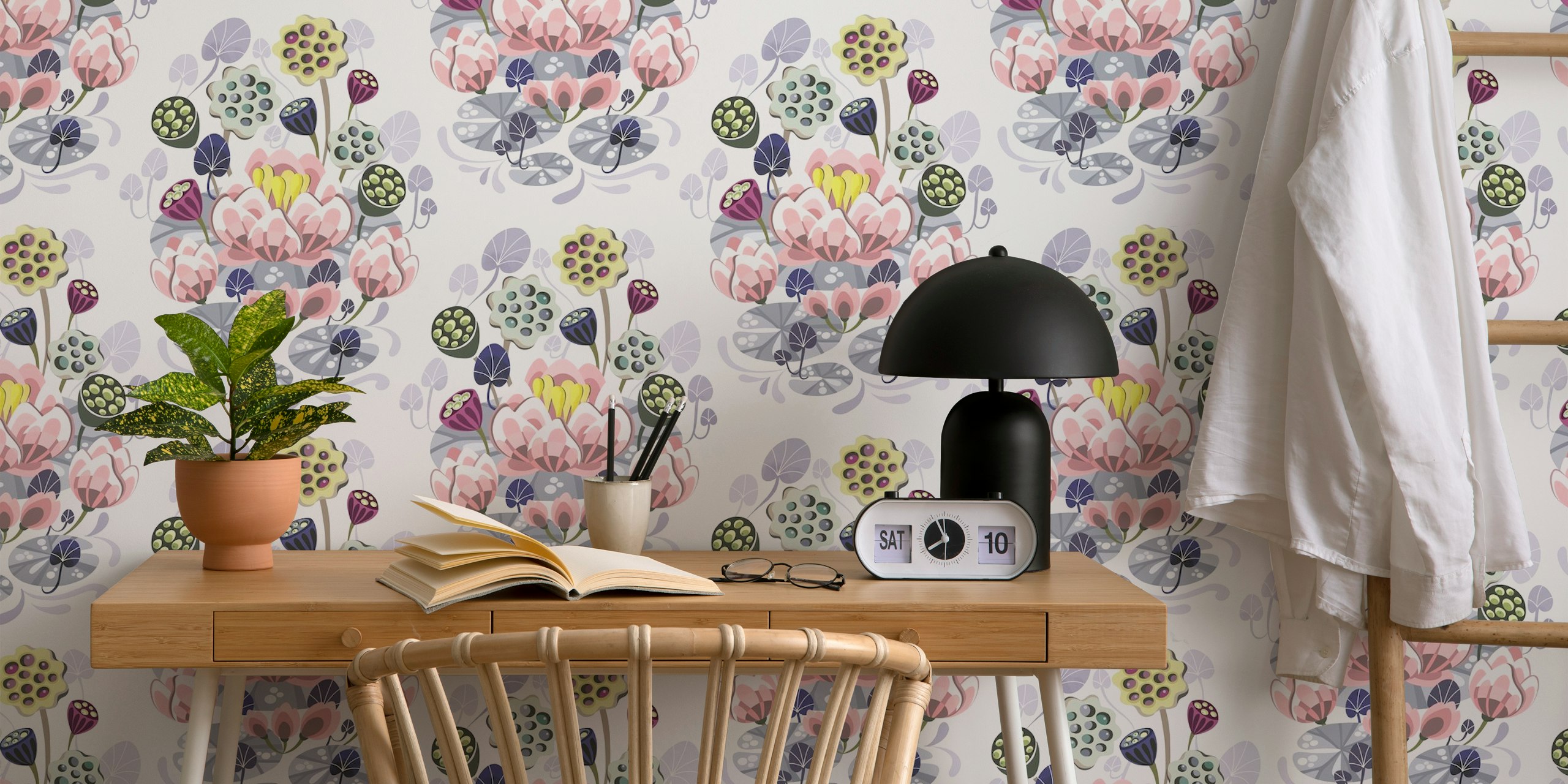 Lotus flowers Tapetenmuster, das in einem Raum gezeigt wird