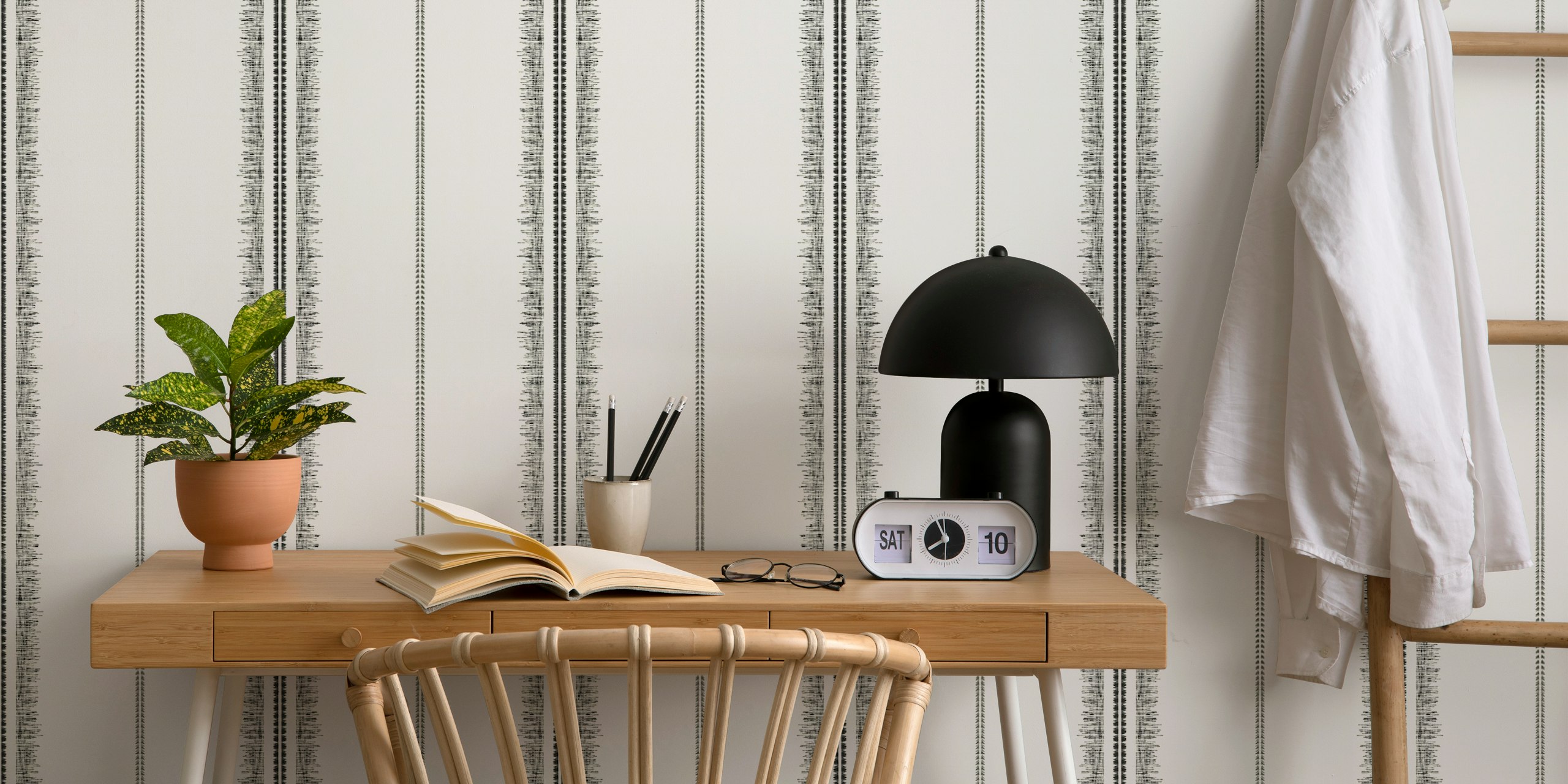 Boho Stripes Linen-Graphite tapetti huoneessa