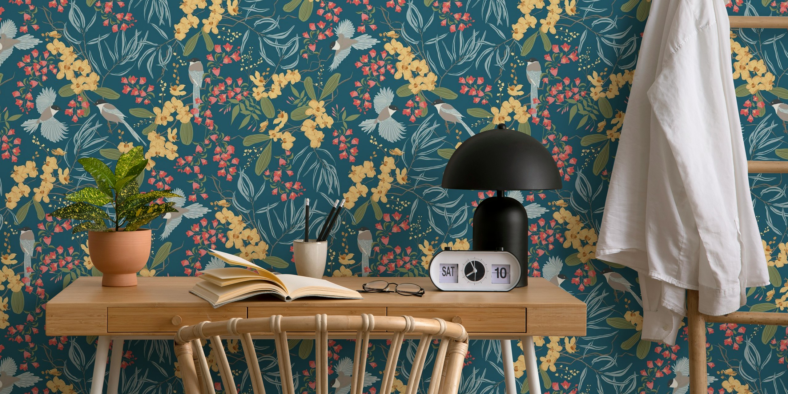Magpie Floral Bloom wallpaper dans une pièce
