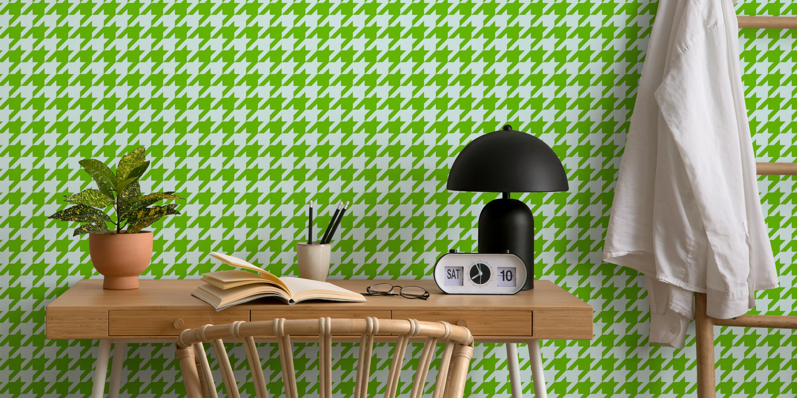 Blue and green houndstooth wallpaper i et rum