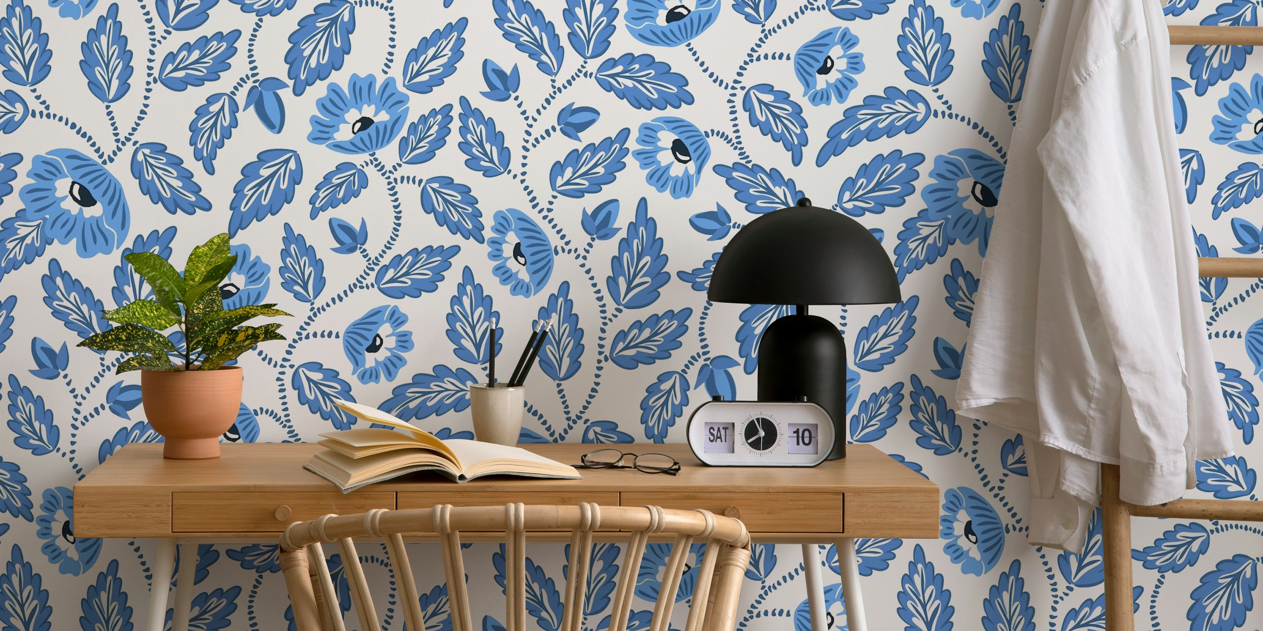 Papel de parede flowering vines azul e branco em um quarto
