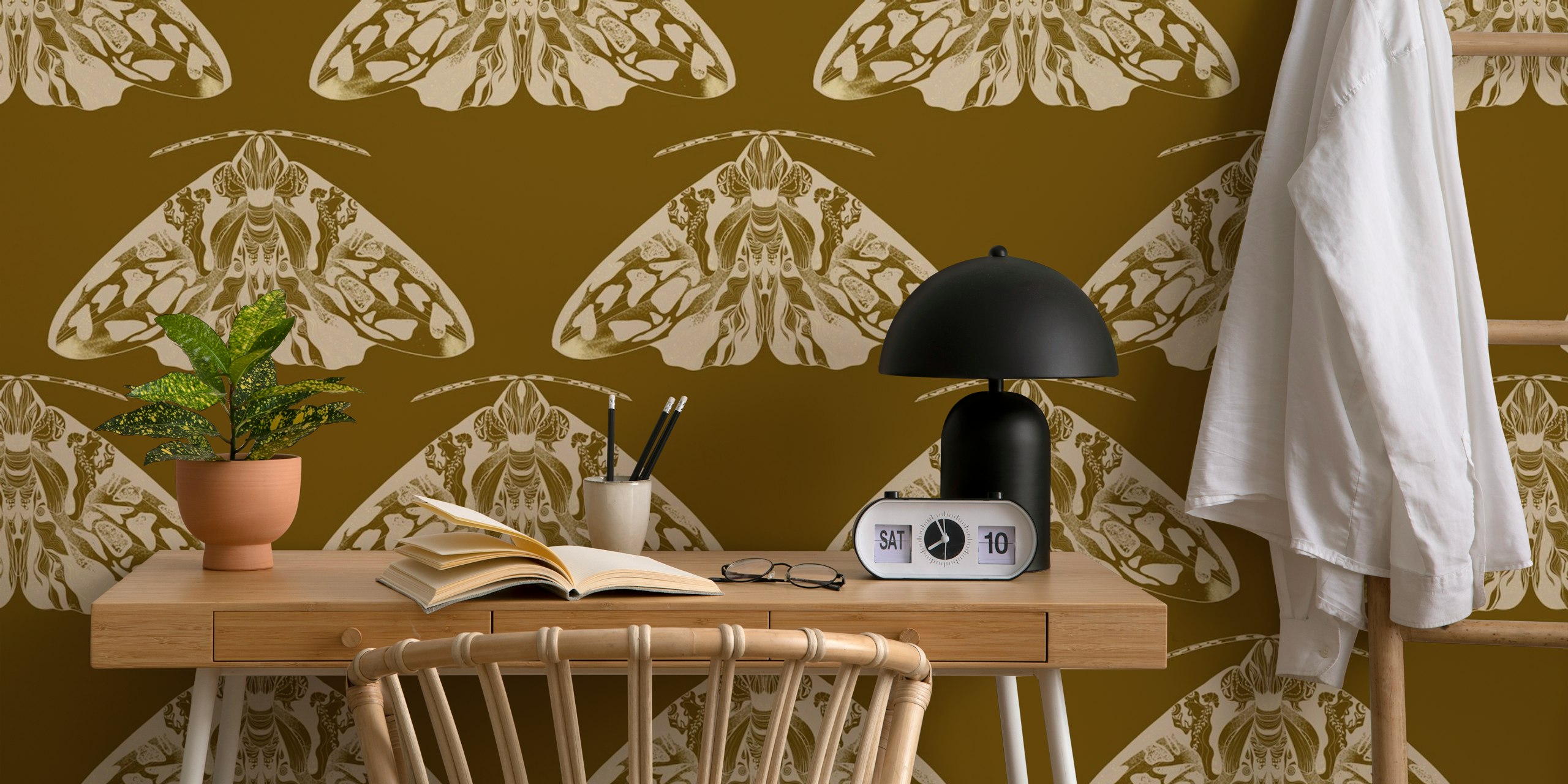 Vintage Moth Harmony Tapete in einem Raum