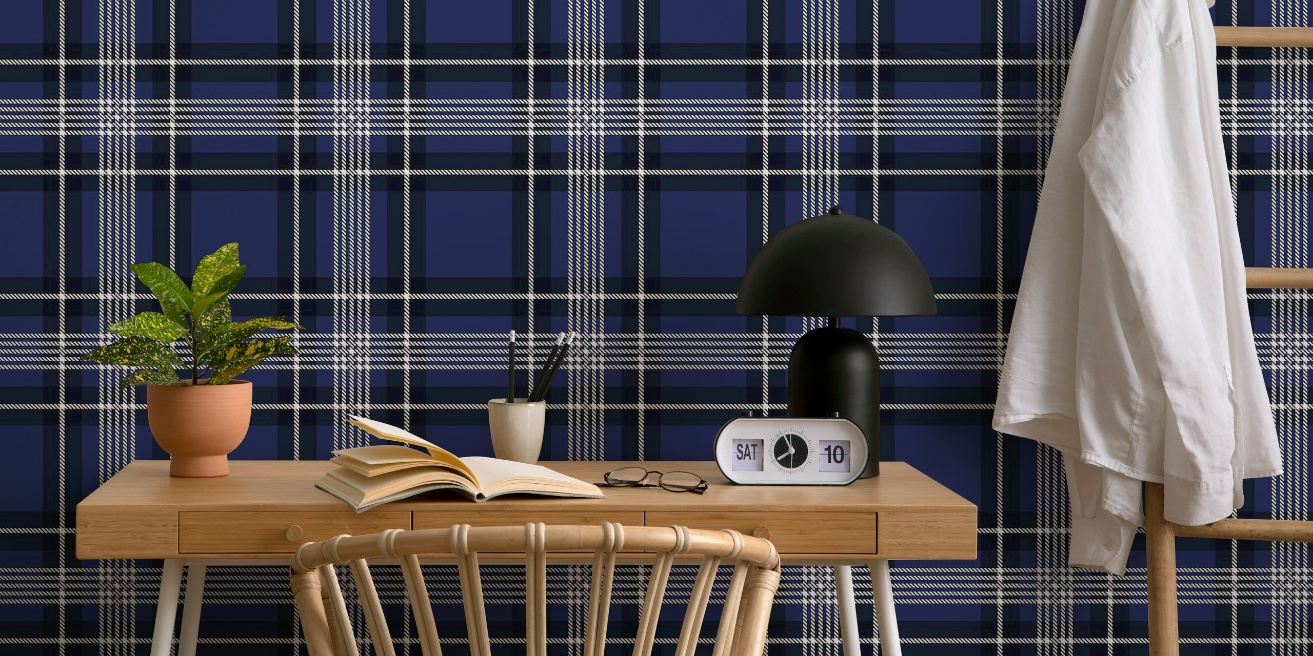 Navy and white tartan wallpaper in una stanza