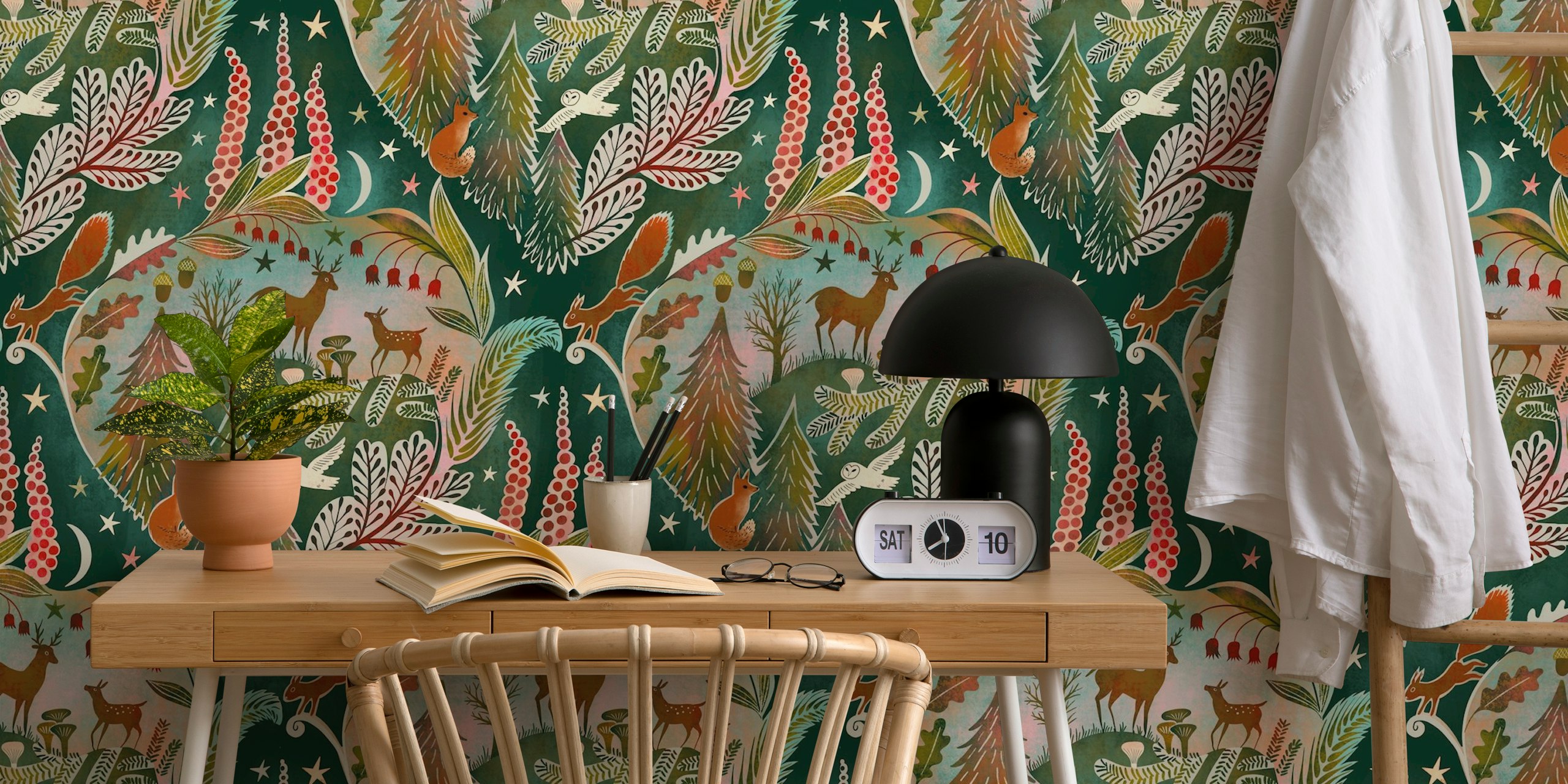 Wildlife moonlight damask Tapete in einem Raum