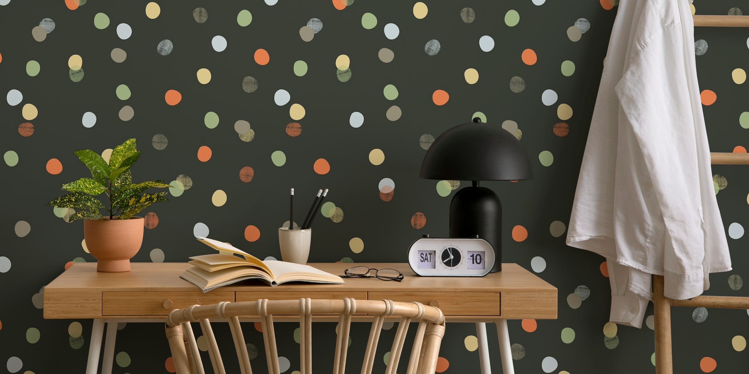 Colorful confetti polka dots Tapete in einem Raum