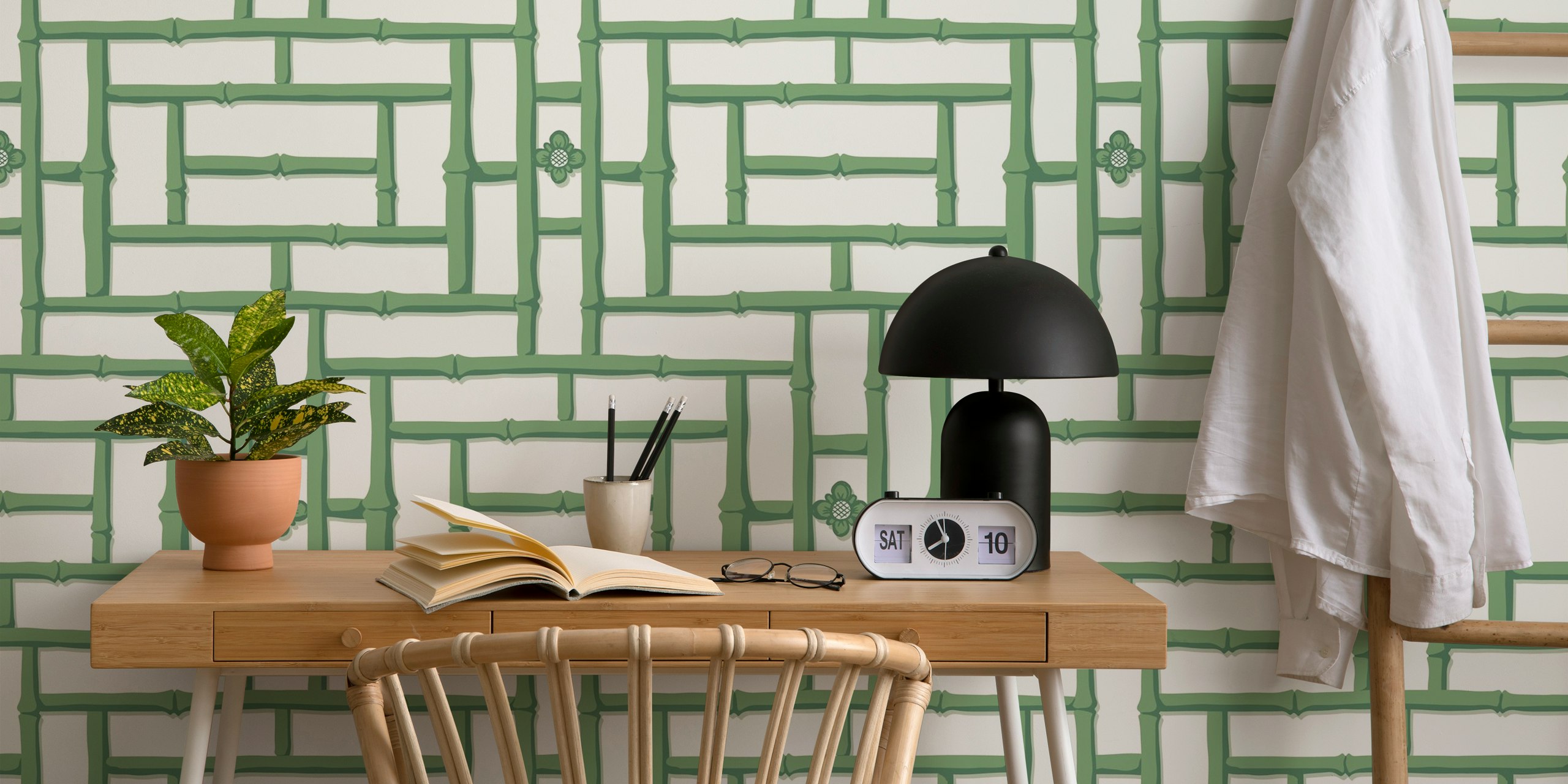 Bamboo trellis wallpaper em um quarto elegante