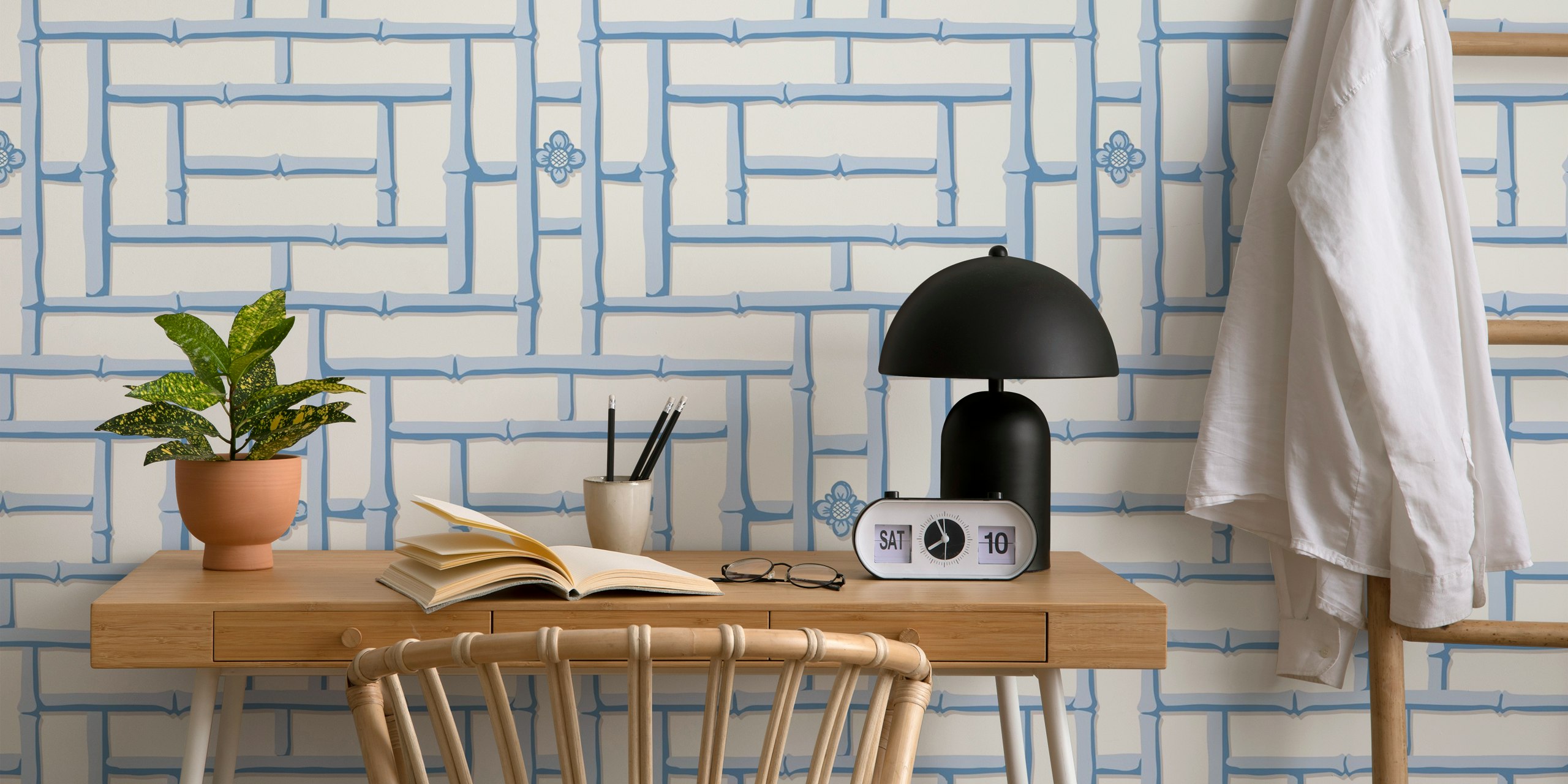 Bamboo trellis wallpaper azul claro sobre creme